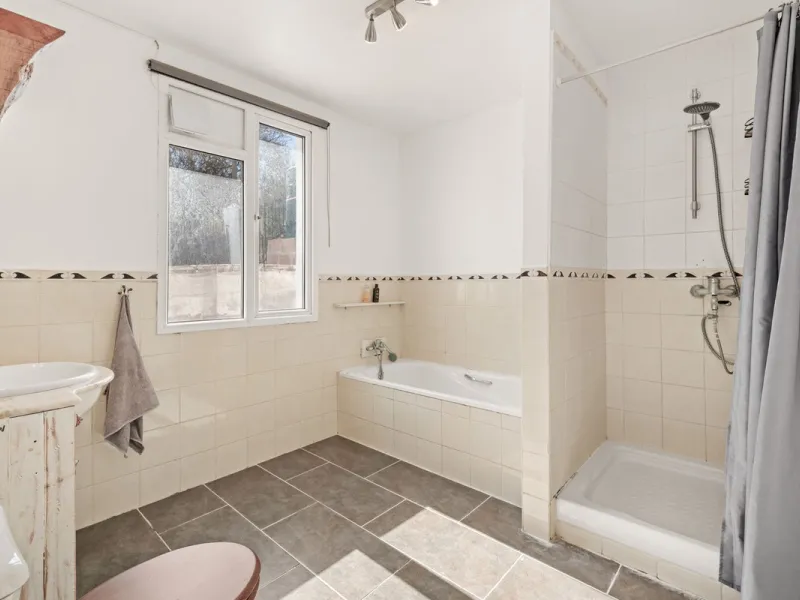 Situated just 3kms inland from Estepona, this charming finca combines living in a natural surrounding with the practicality of proximity to the coast and a towncentre.