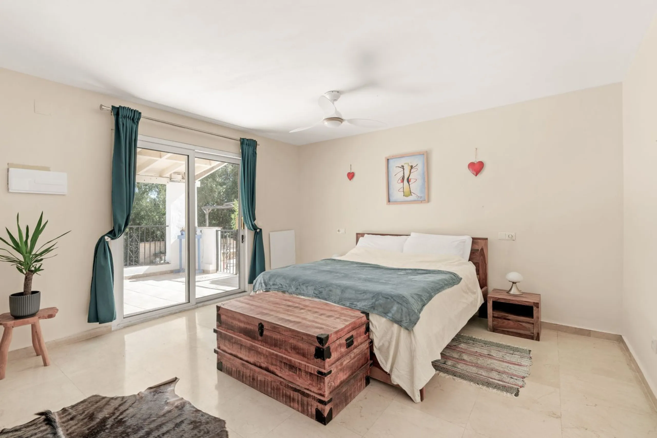 Situated just 3kms inland from Estepona, this charming finca combines living in a natural surrounding with the practicality of proximity to the coast and a towncentre.