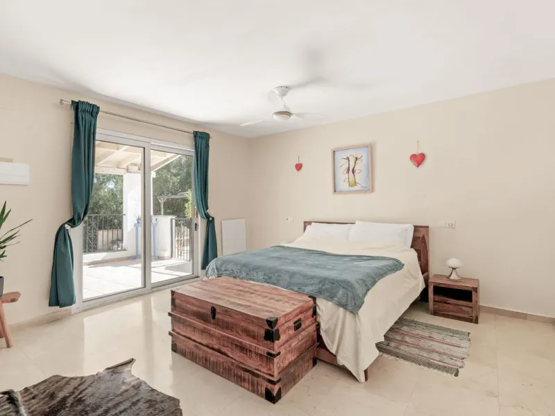 Situated just 3kms inland from Estepona, this charming finca combines living in a natural surrounding with the practicality of proximity to the coast and a towncentre.
