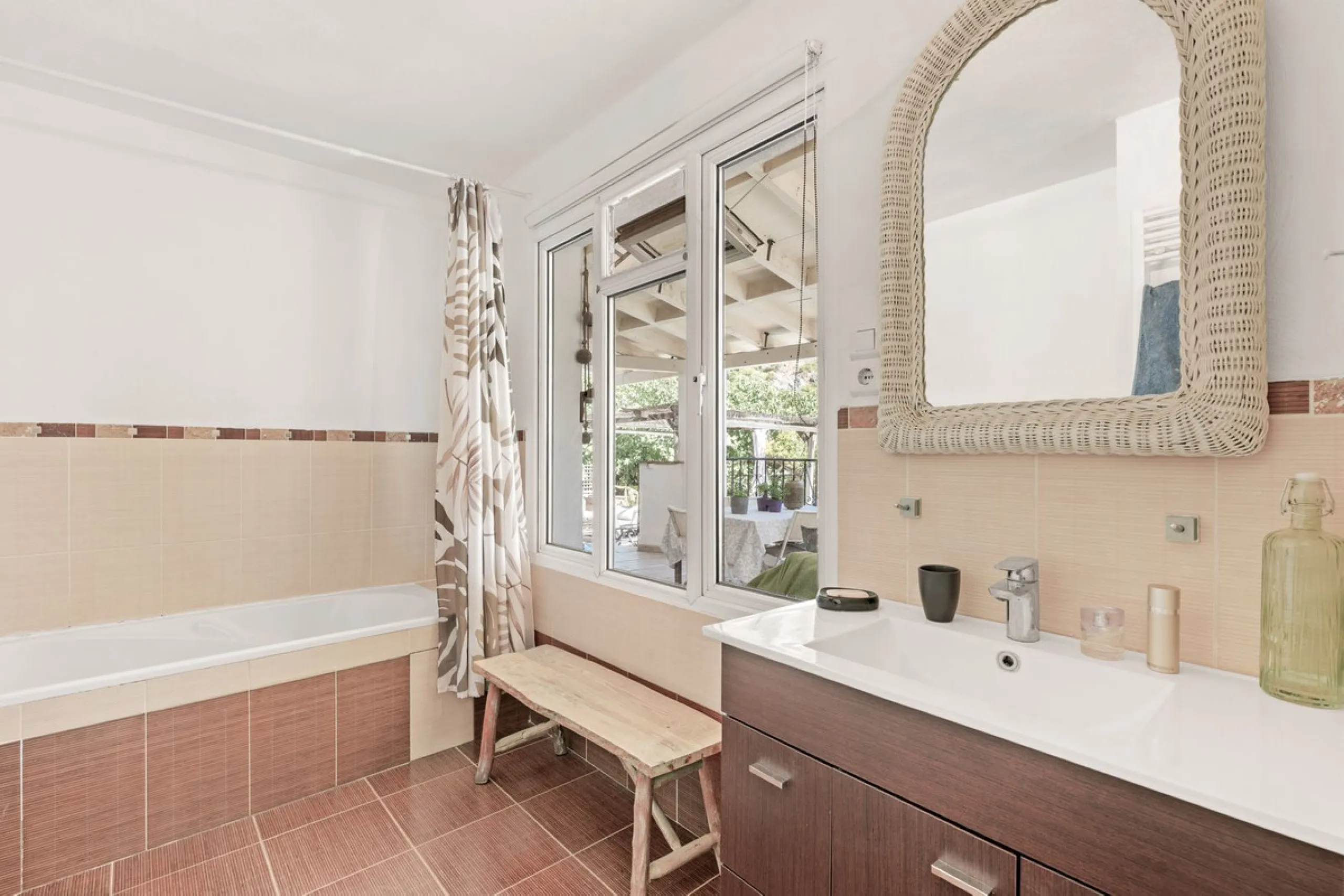 Situated just 3kms inland from Estepona, this charming finca combines living in a natural surrounding with the practicality of proximity to the coast and a towncentre.