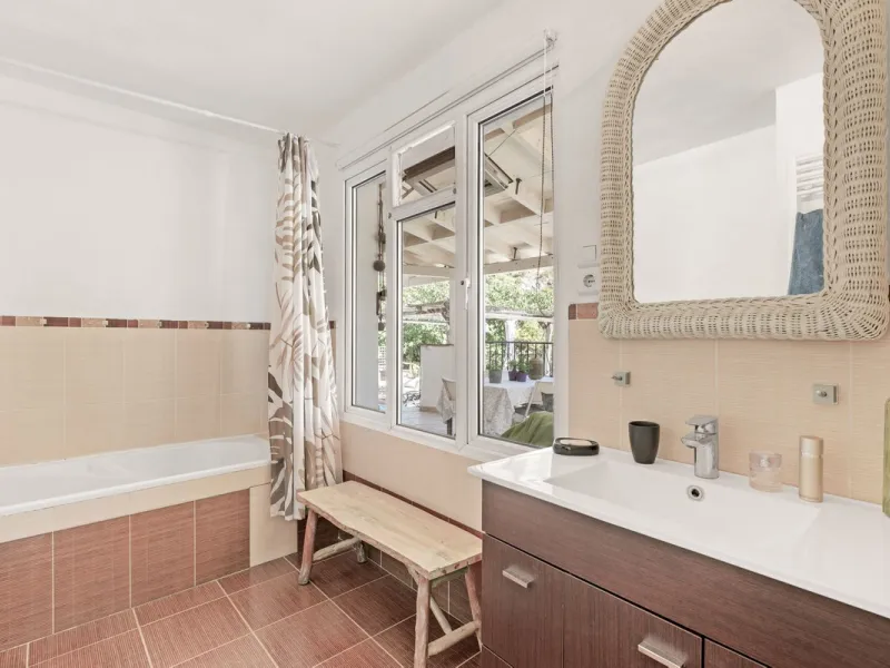 Situated just 3kms inland from Estepona, this charming finca combines living in a natural surrounding with the practicality of proximity to the coast and a towncentre.