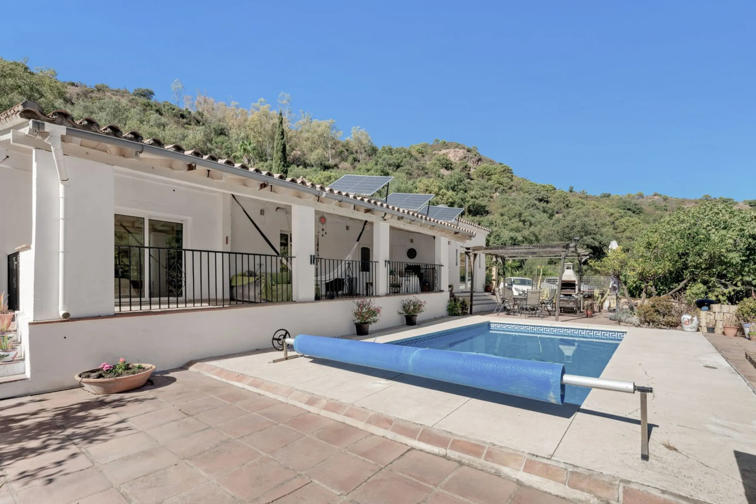 Situated just 3kms inland from Estepona, this charming finca combines living in a natural surrounding with the practicality of proximity to the coast and a towncentre.