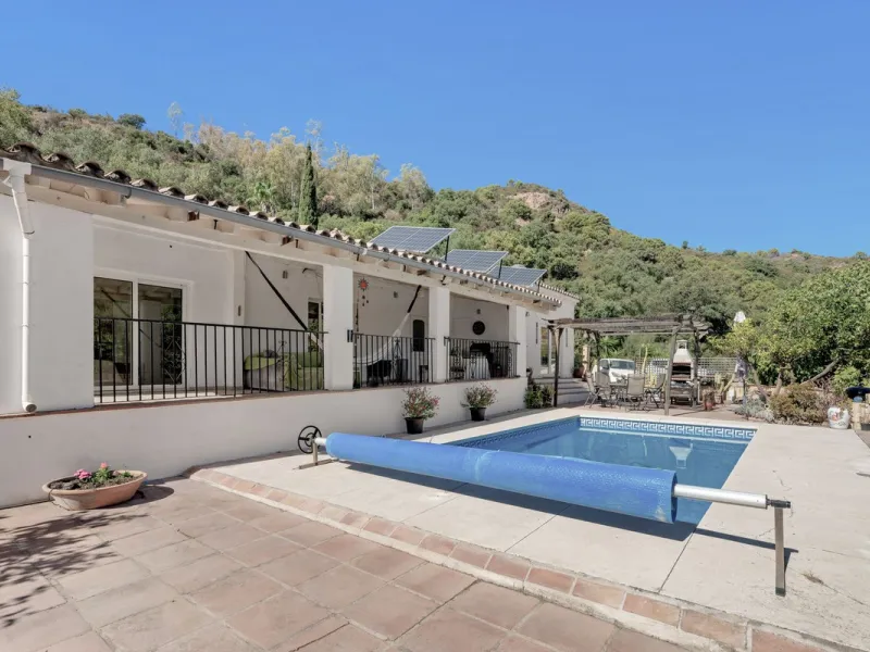 Situated just 3kms inland from Estepona, this charming finca combines living in a natural surrounding with the practicality of proximity to the coast and a towncentre.