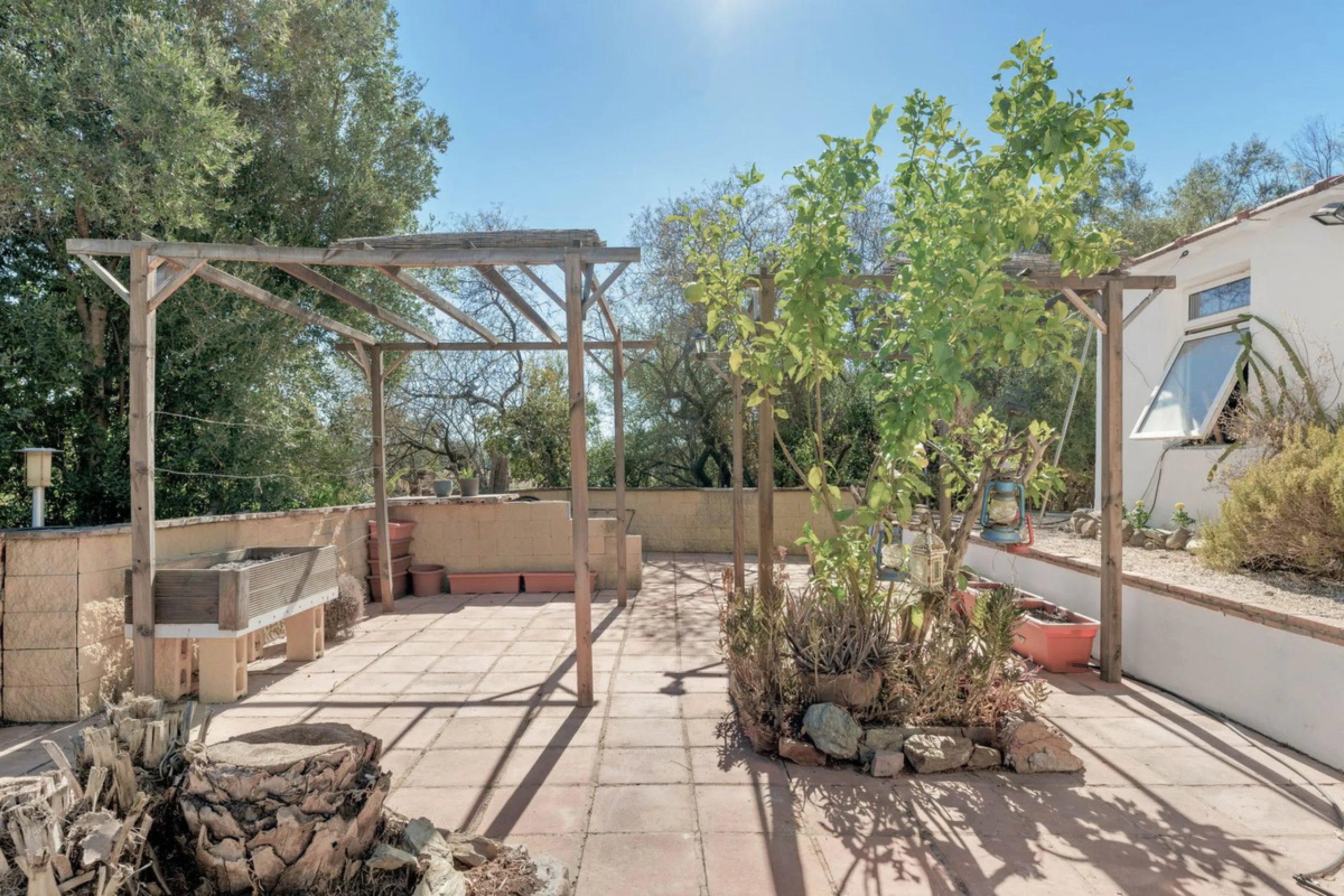 Situated just 3kms inland from Estepona, this charming finca combines living in a natural surrounding with the practicality of proximity to the coast and a towncentre.