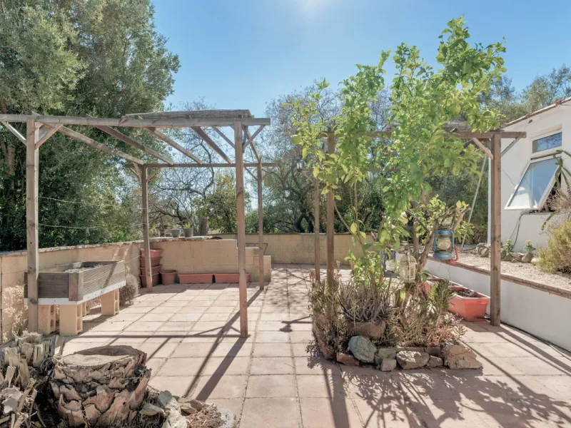 Situated just 3kms inland from Estepona, this charming finca combines living in a natural surrounding with the practicality of proximity to the coast and a towncentre.