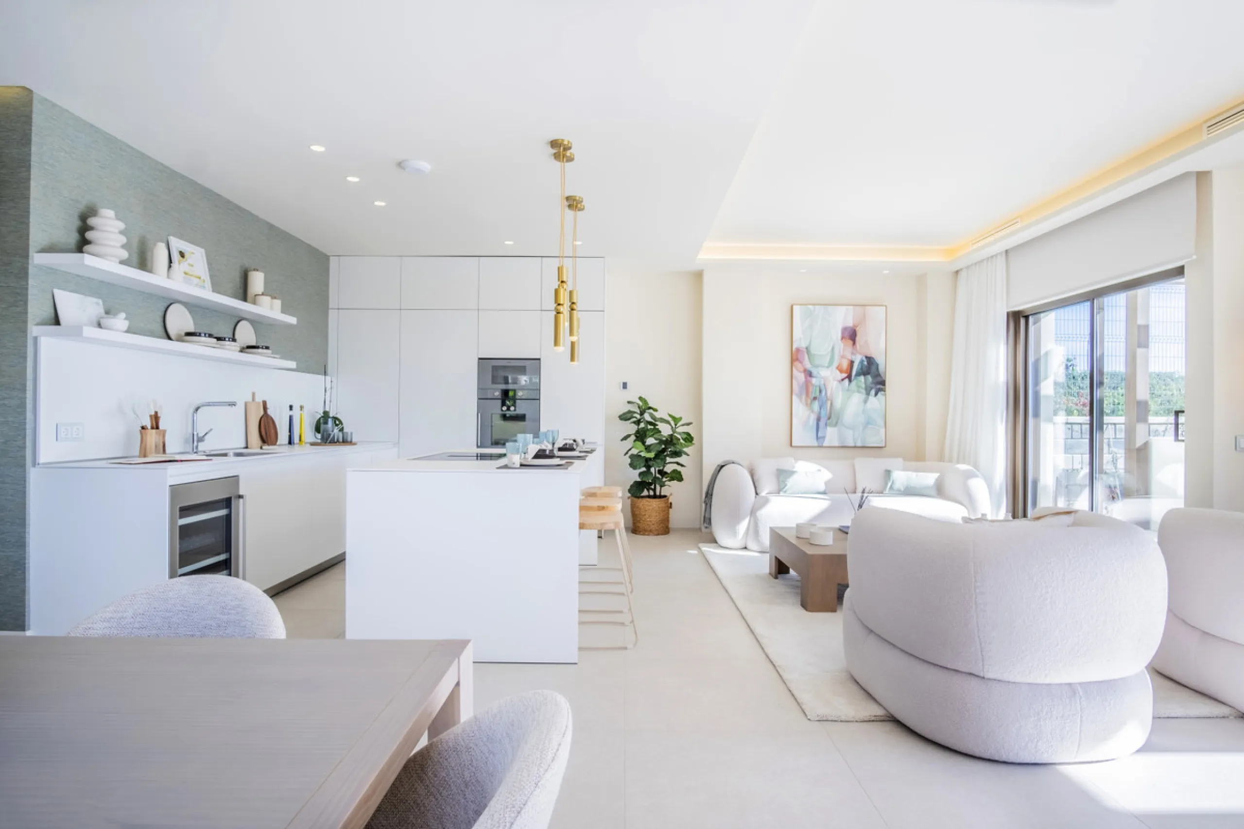 *** Spectacular Luxury Detached Villa on The New Golden Mile, Estepona *** Corner: Maximum Privacy *** 5 Bedrooms and 4 Bathrooms *** Spacious Terraces *** Private Garden with Jacuzzi and Swimming Pool *** BAsement with Windows and Bathroom *** Beachfront