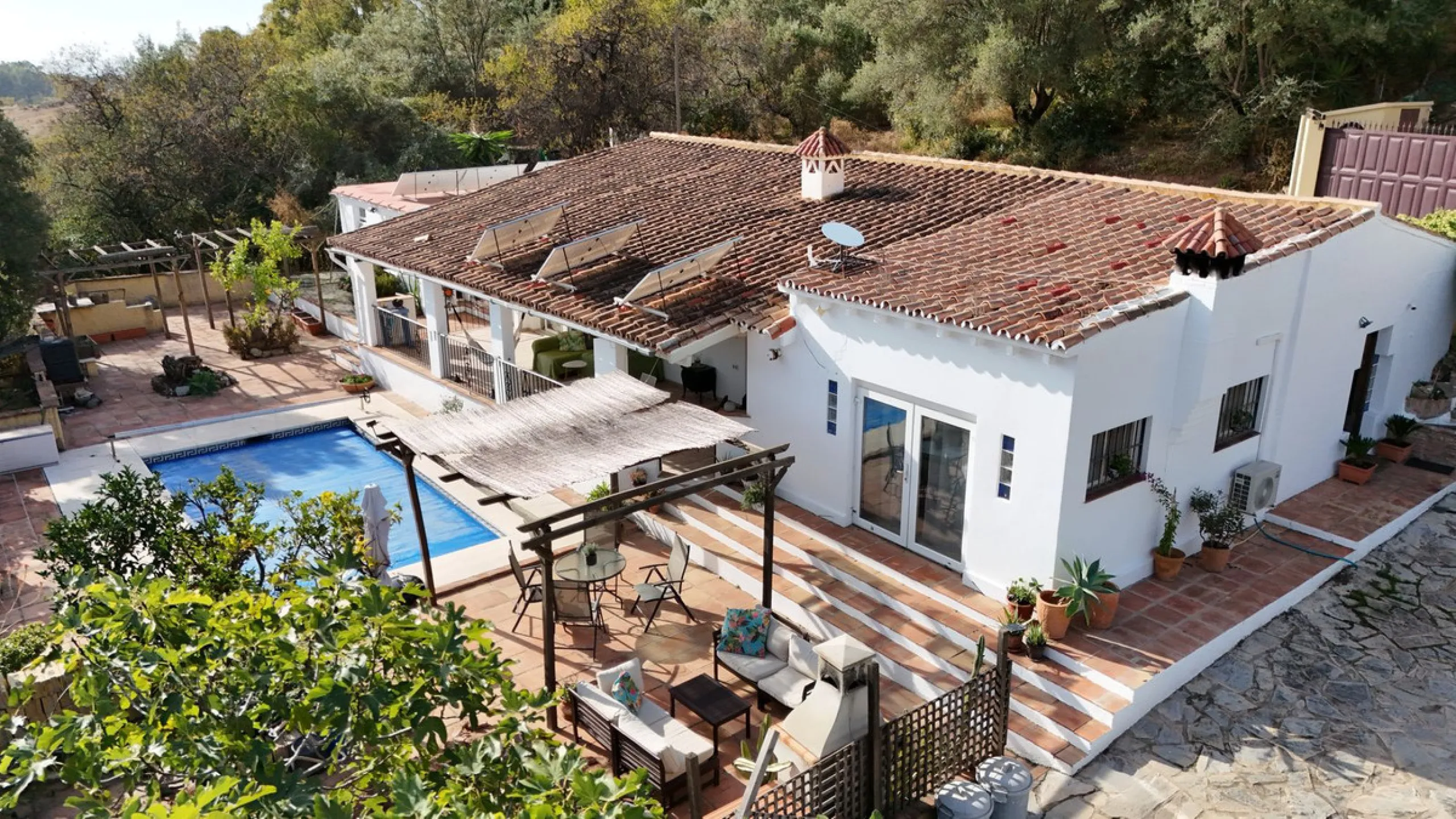 Situated just 3kms inland from Estepona, this charming finca combines living in a natural surrounding with the practicality of proximity to the coast and a towncentre.