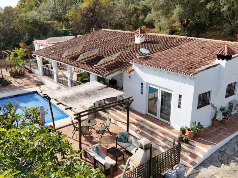 Situated just 3kms inland from Estepona, this charming finca combines living in a natural surrounding with the practicality of proximity to the coast and a towncentre.