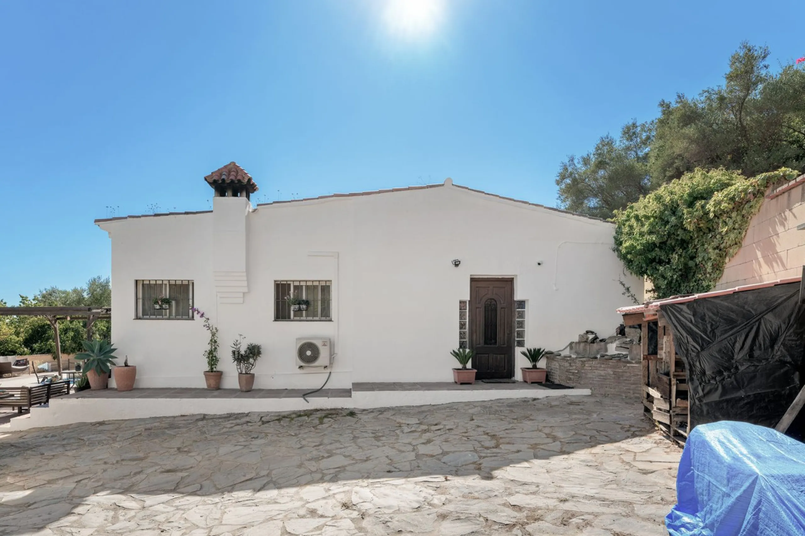 Situated just 3kms inland from Estepona, this charming finca combines living in a natural surrounding with the practicality of proximity to the coast and a towncentre.