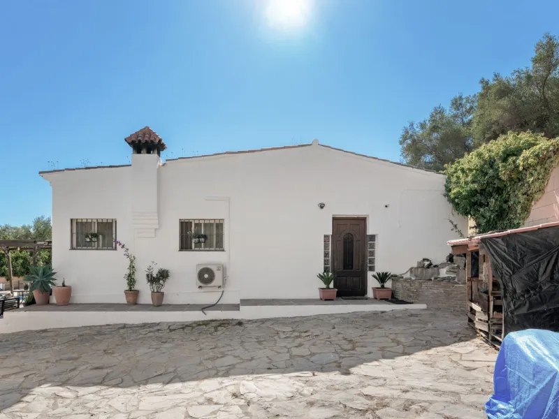 Situated just 3kms inland from Estepona, this charming finca combines living in a natural surrounding with the practicality of proximity to the coast and a towncentre.