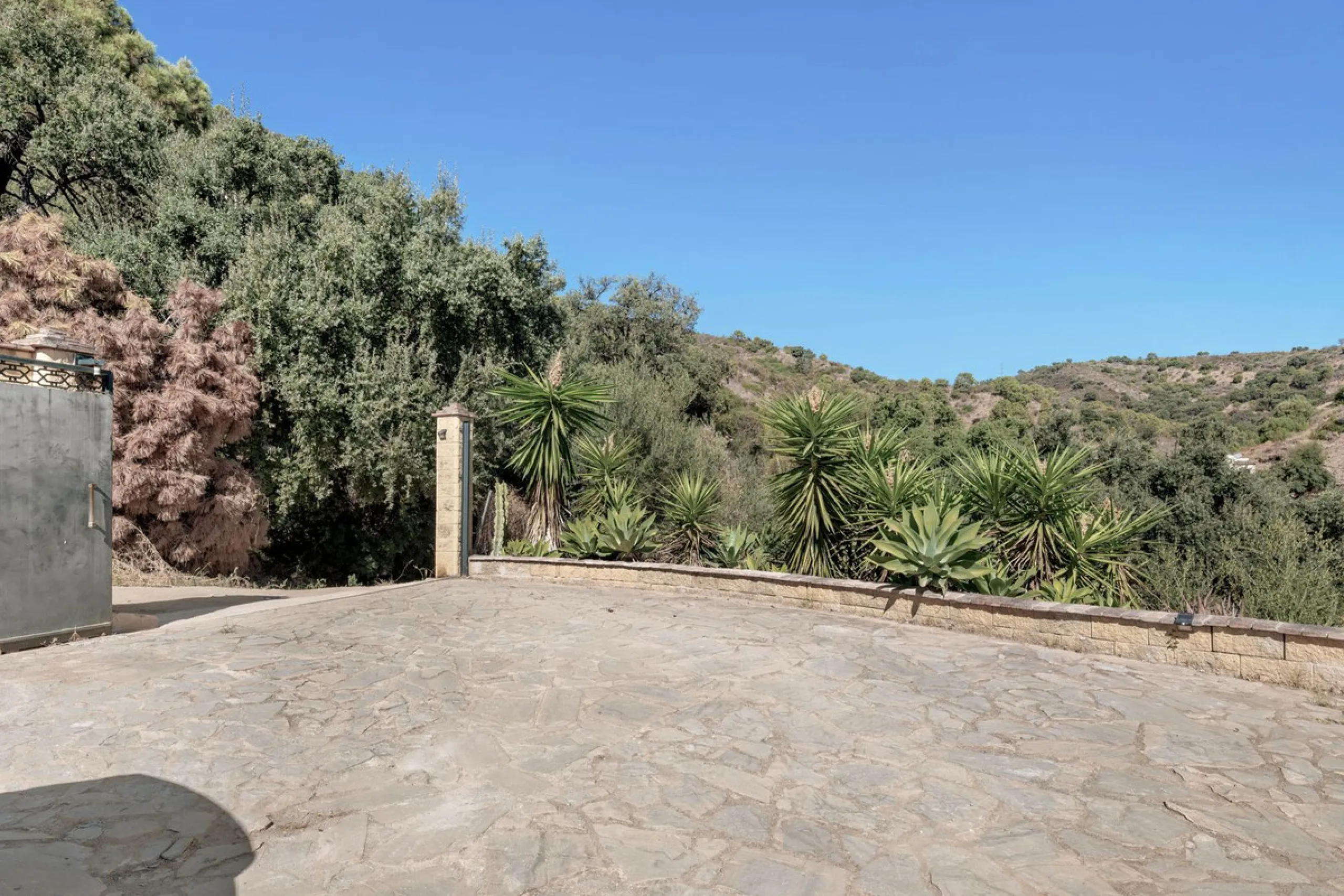 Situated just 3kms inland from Estepona, this charming finca combines living in a natural surrounding with the practicality of proximity to the coast and a towncentre.