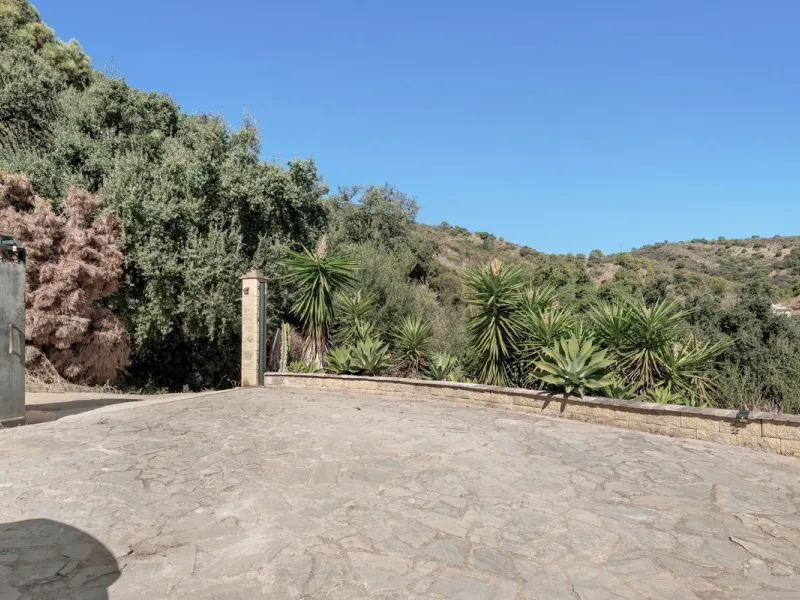 Situated just 3kms inland from Estepona, this charming finca combines living in a natural surrounding with the practicality of proximity to the coast and a towncentre.