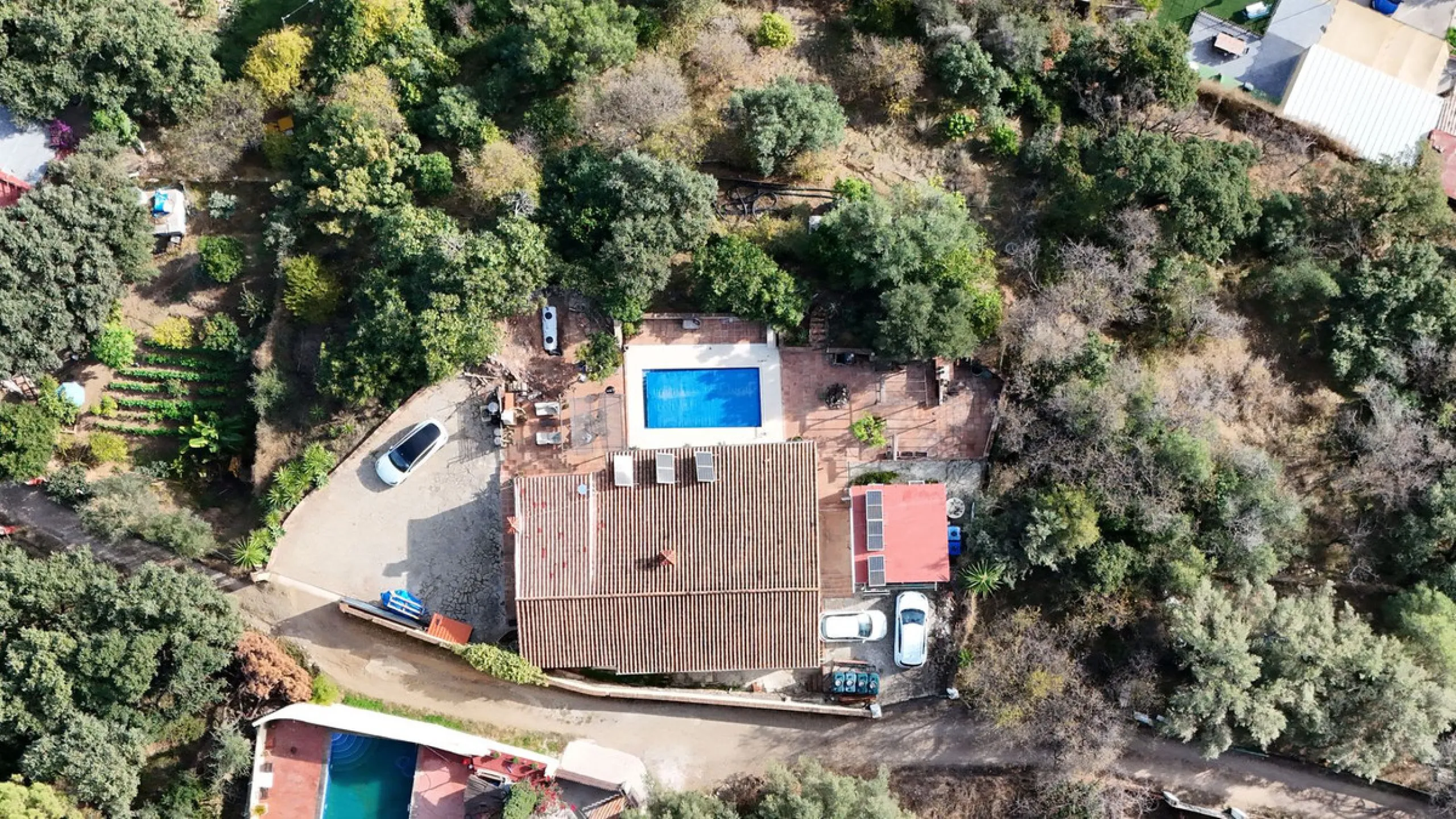 Situated just 3kms inland from Estepona, this charming finca combines living in a natural surrounding with the practicality of proximity to the coast and a towncentre.