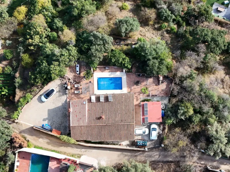 Situated just 3kms inland from Estepona, this charming finca combines living in a natural surrounding with the practicality of proximity to the coast and a towncentre.