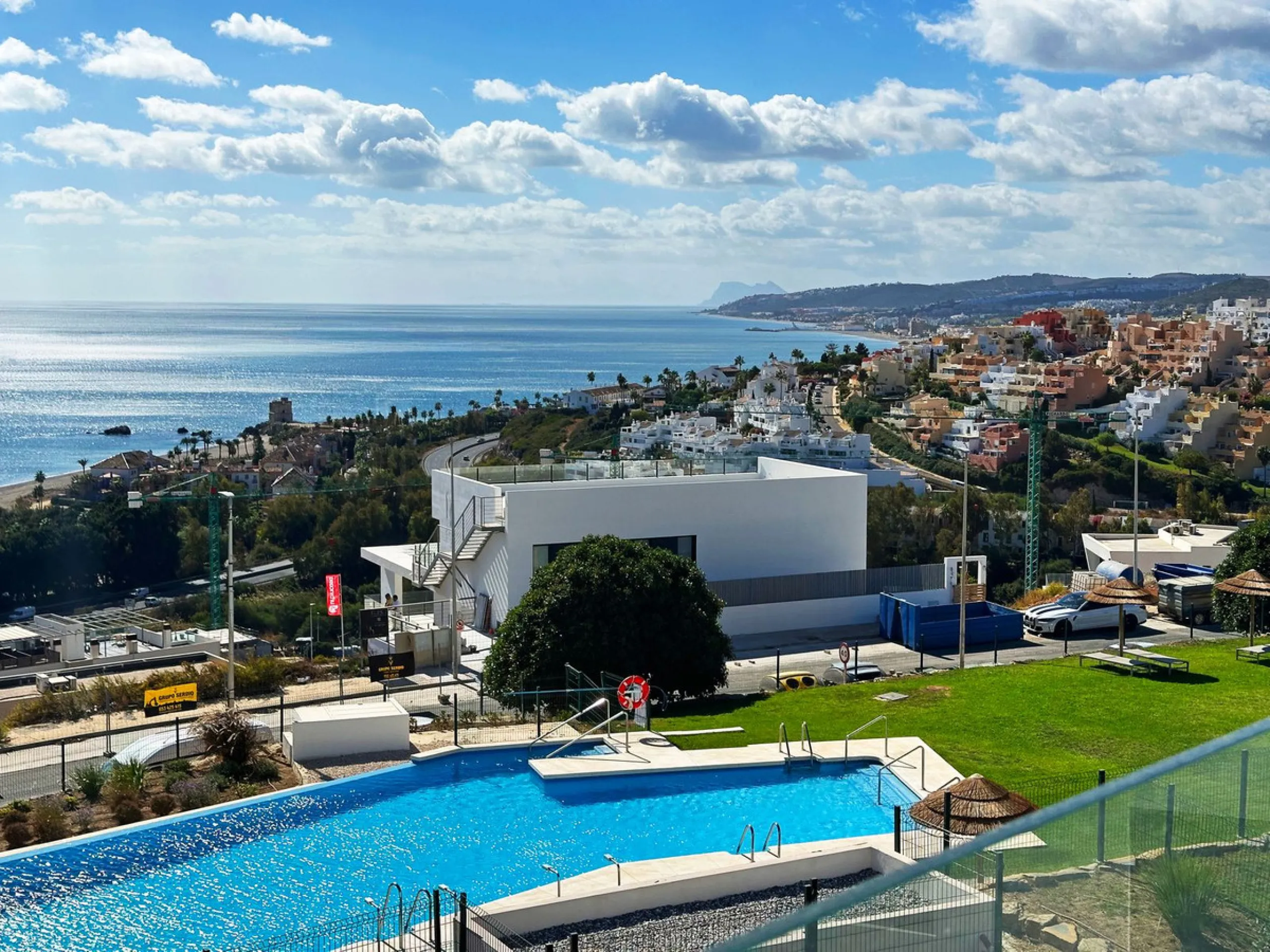 Discover this exclusive new-build penthouse located in the prestigious Azata Delmare residential complex in Casares Costa, one of the most sought-after areas on the Costa del Sol.