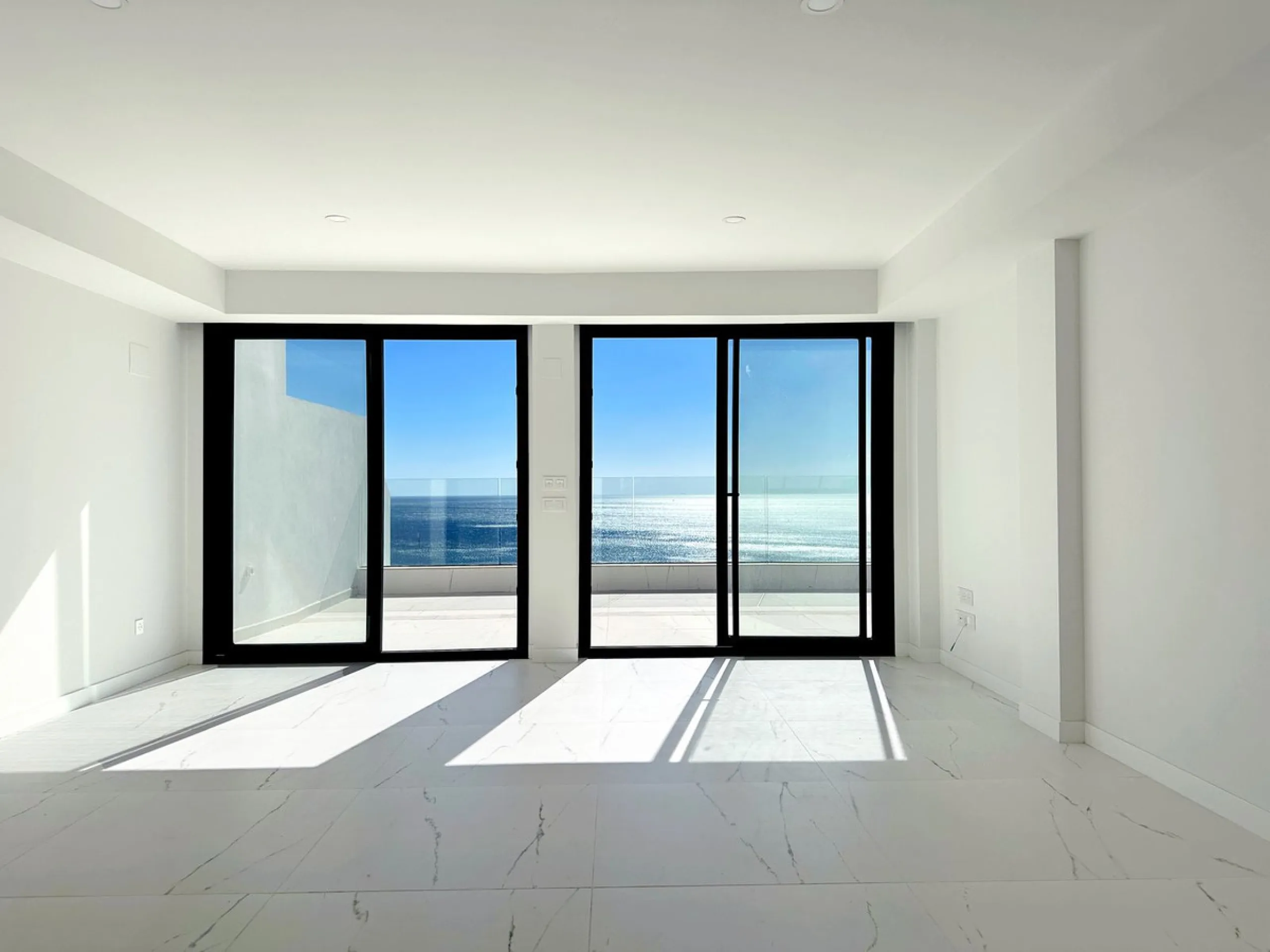 Discover this exclusive new-build penthouse located in the prestigious Azata Delmare residential complex in Casares Costa, one of the most sought-after areas on the Costa del Sol.