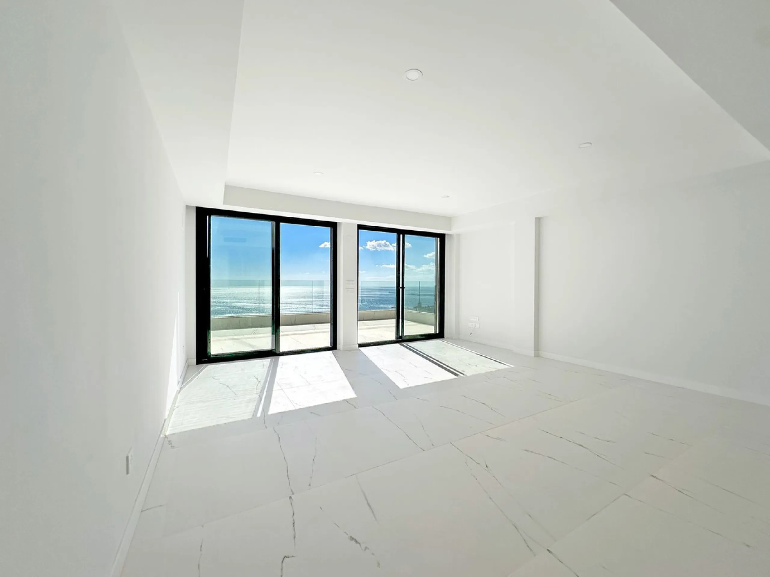 Discover this exclusive new-build penthouse located in the prestigious Azata Delmare residential complex in Casares Costa, one of the most sought-after areas on the Costa del Sol.
