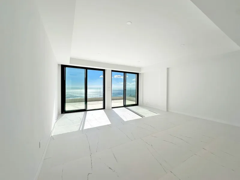 Discover this exclusive new-build penthouse located in the prestigious Azata Delmare residential complex in Casares Costa, one of the most sought-after areas on the Costa del Sol.