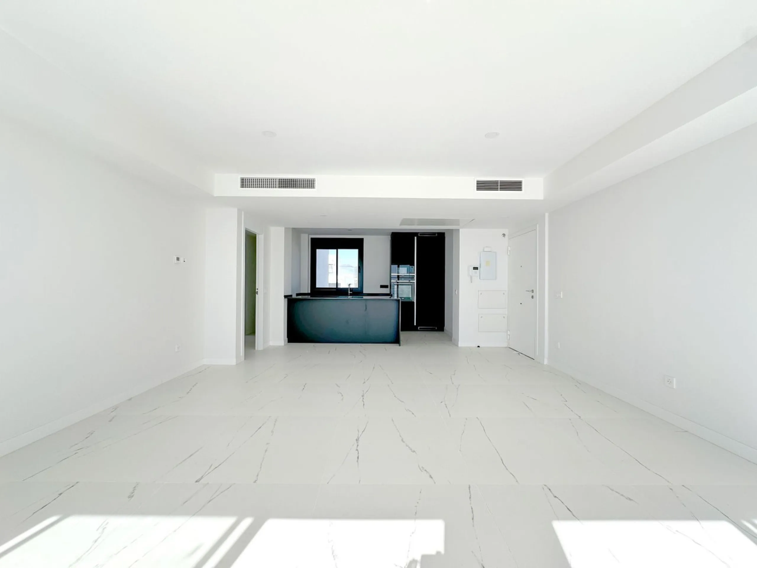 Discover this exclusive new-build penthouse located in the prestigious Azata Delmare residential complex in Casares Costa, one of the most sought-after areas on the Costa del Sol.