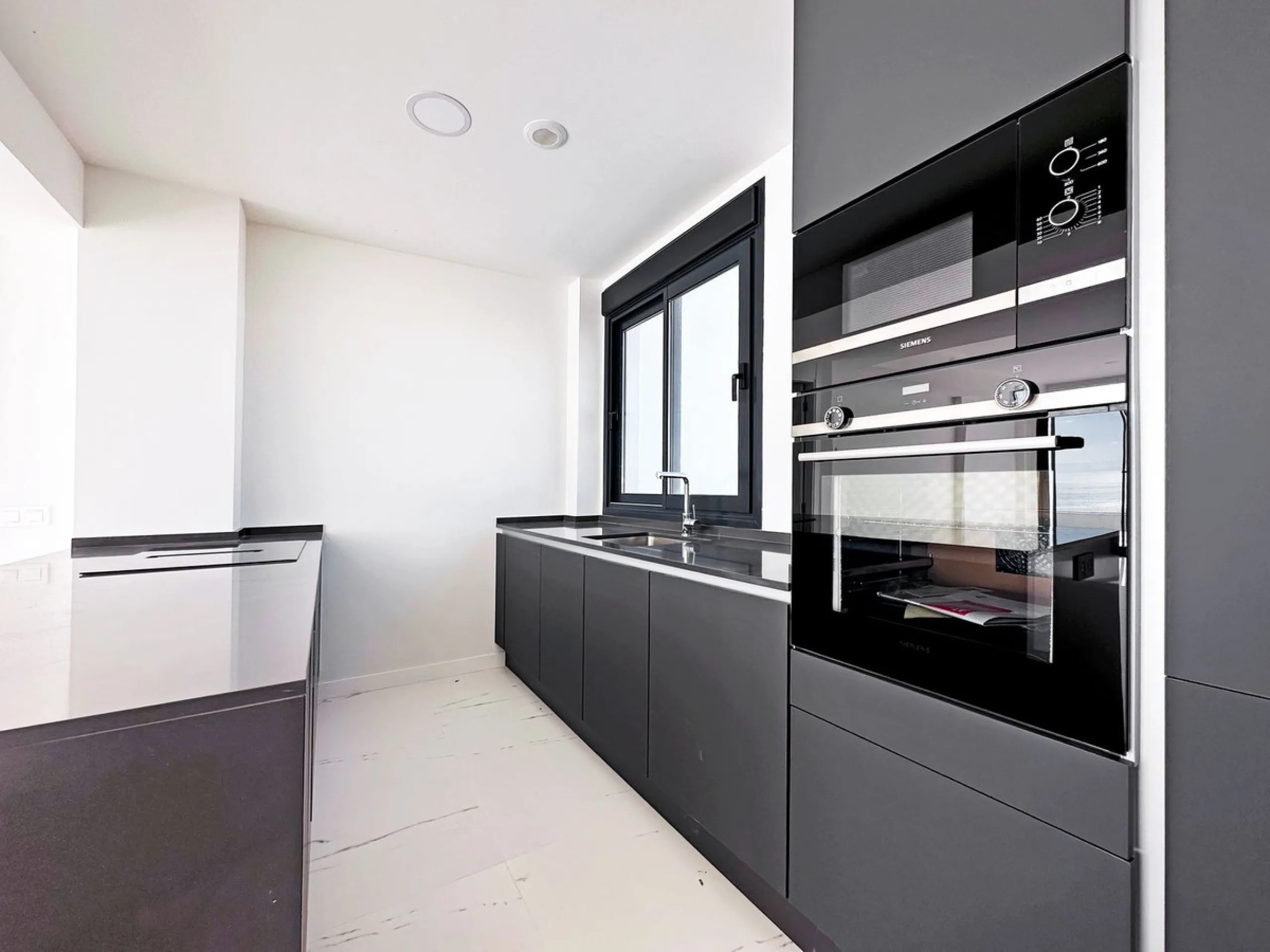 Discover this exclusive new-build penthouse located in the prestigious Azata Delmare residential complex in Casares Costa, one of the most sought-after areas on the Costa del Sol.
