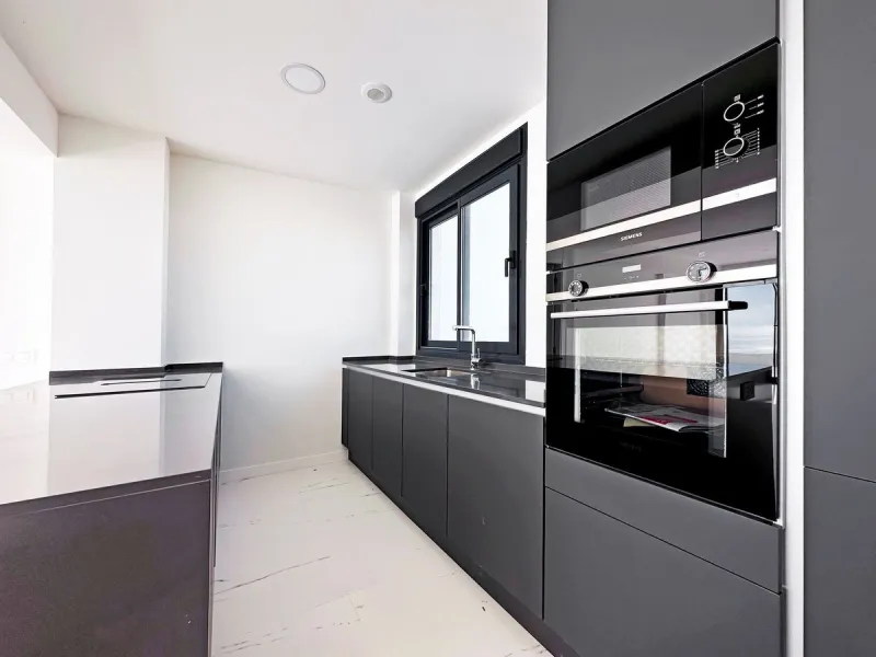 Discover this exclusive new-build penthouse located in the prestigious Azata Delmare residential complex in Casares Costa, one of the most sought-after areas on the Costa del Sol.
