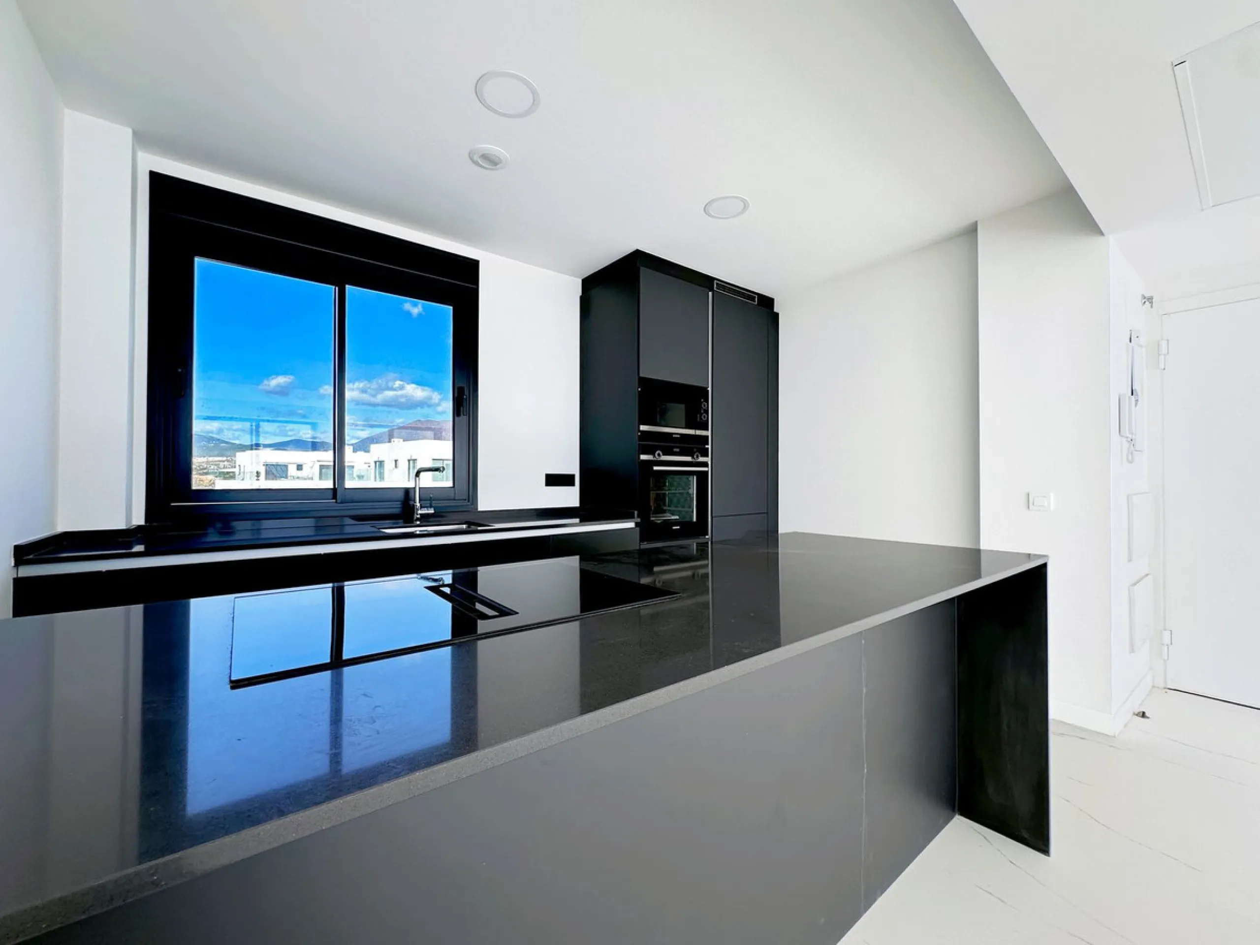 Discover this exclusive new-build penthouse located in the prestigious Azata Delmare residential complex in Casares Costa, one of the most sought-after areas on the Costa del Sol.