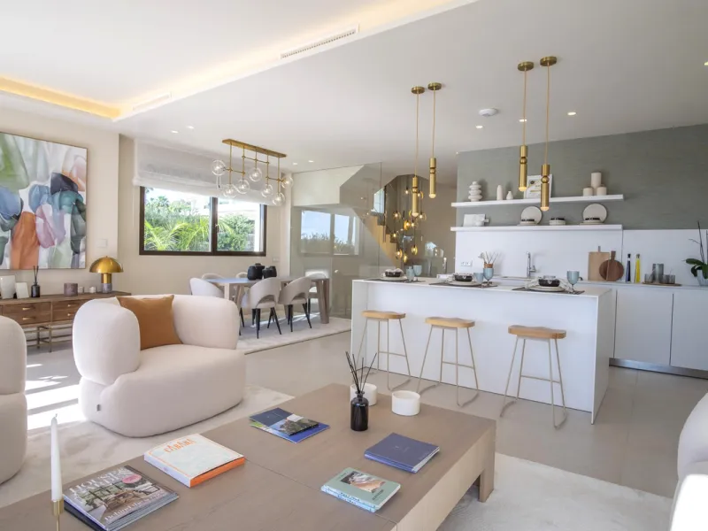 *** Spectacular Luxury Detached Villa on The New Golden Mile, Estepona *** Corner: Maximum Privacy *** 5 Bedrooms and 4 Bathrooms *** Spacious Terraces *** Private Garden with Jacuzzi and Swimming Pool *** BAsement with Windows and Bathroom *** Beachfront