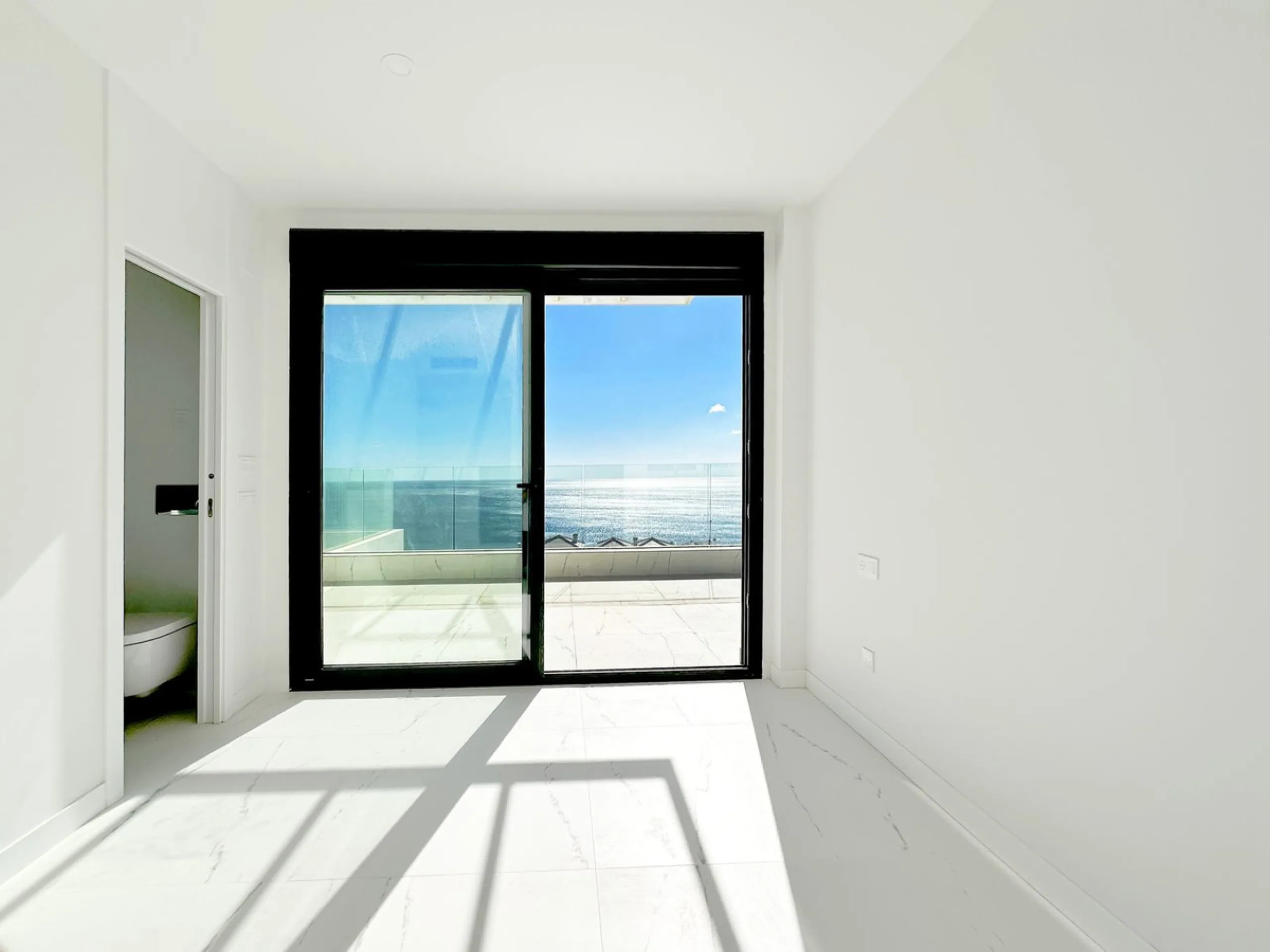 Discover this exclusive new-build penthouse located in the prestigious Azata Delmare residential complex in Casares Costa, one of the most sought-after areas on the Costa del Sol.