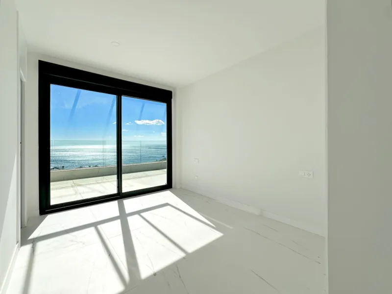Discover this exclusive new-build penthouse located in the prestigious Azata Delmare residential complex in Casares Costa, one of the most sought-after areas on the Costa del Sol.