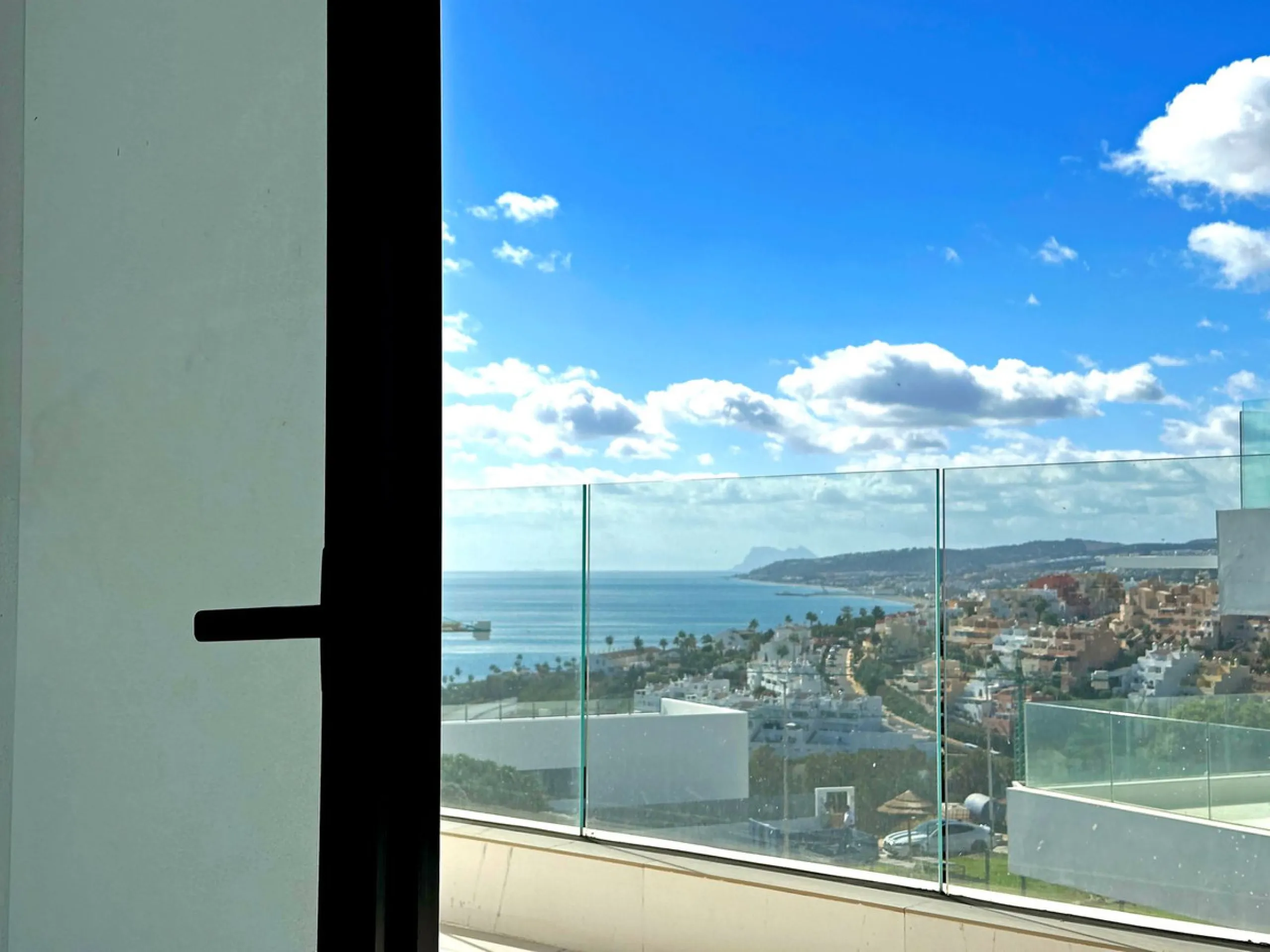 Discover this exclusive new-build penthouse located in the prestigious Azata Delmare residential complex in Casares Costa, one of the most sought-after areas on the Costa del Sol.