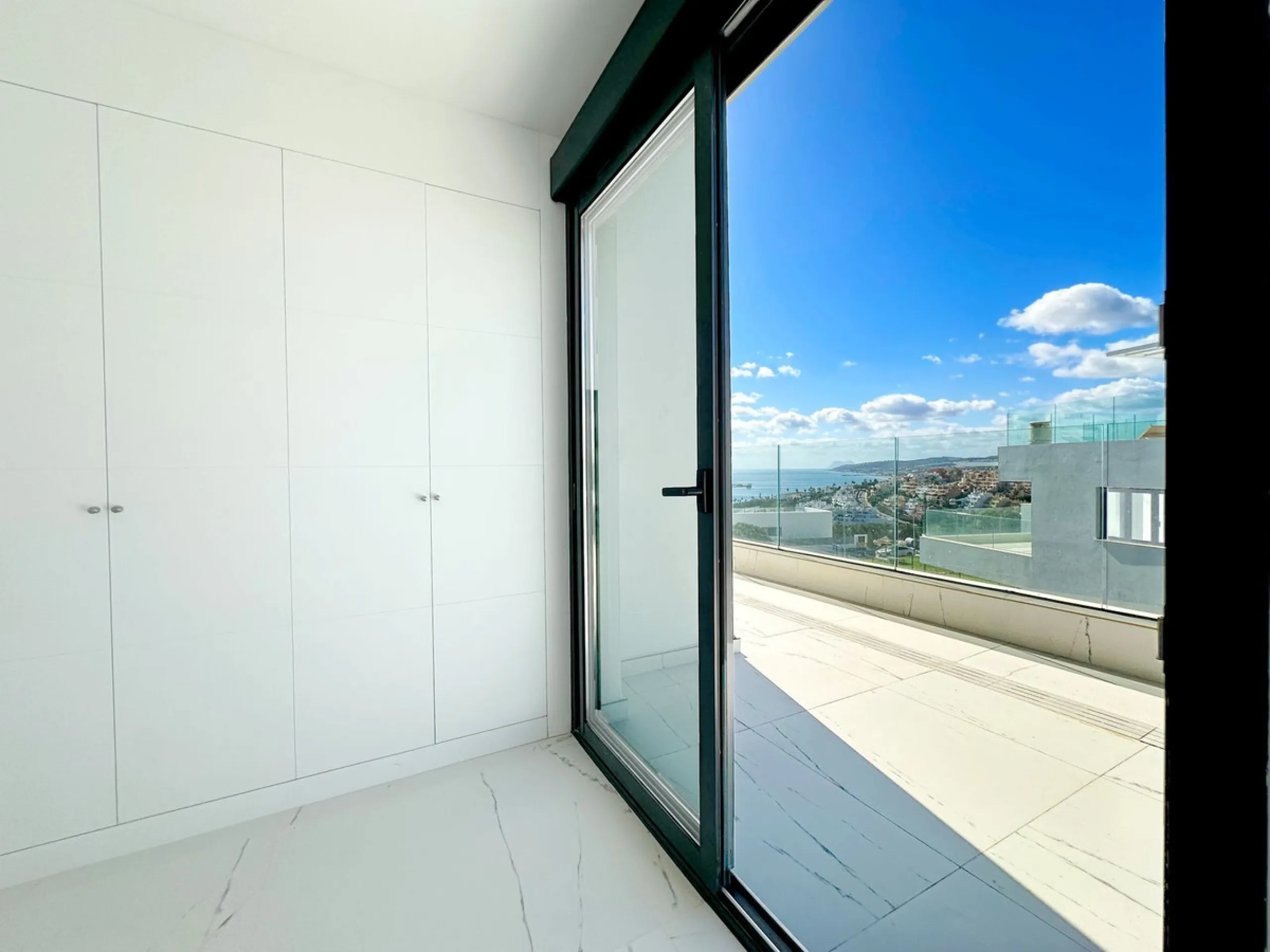 Discover this exclusive new-build penthouse located in the prestigious Azata Delmare residential complex in Casares Costa, one of the most sought-after areas on the Costa del Sol.