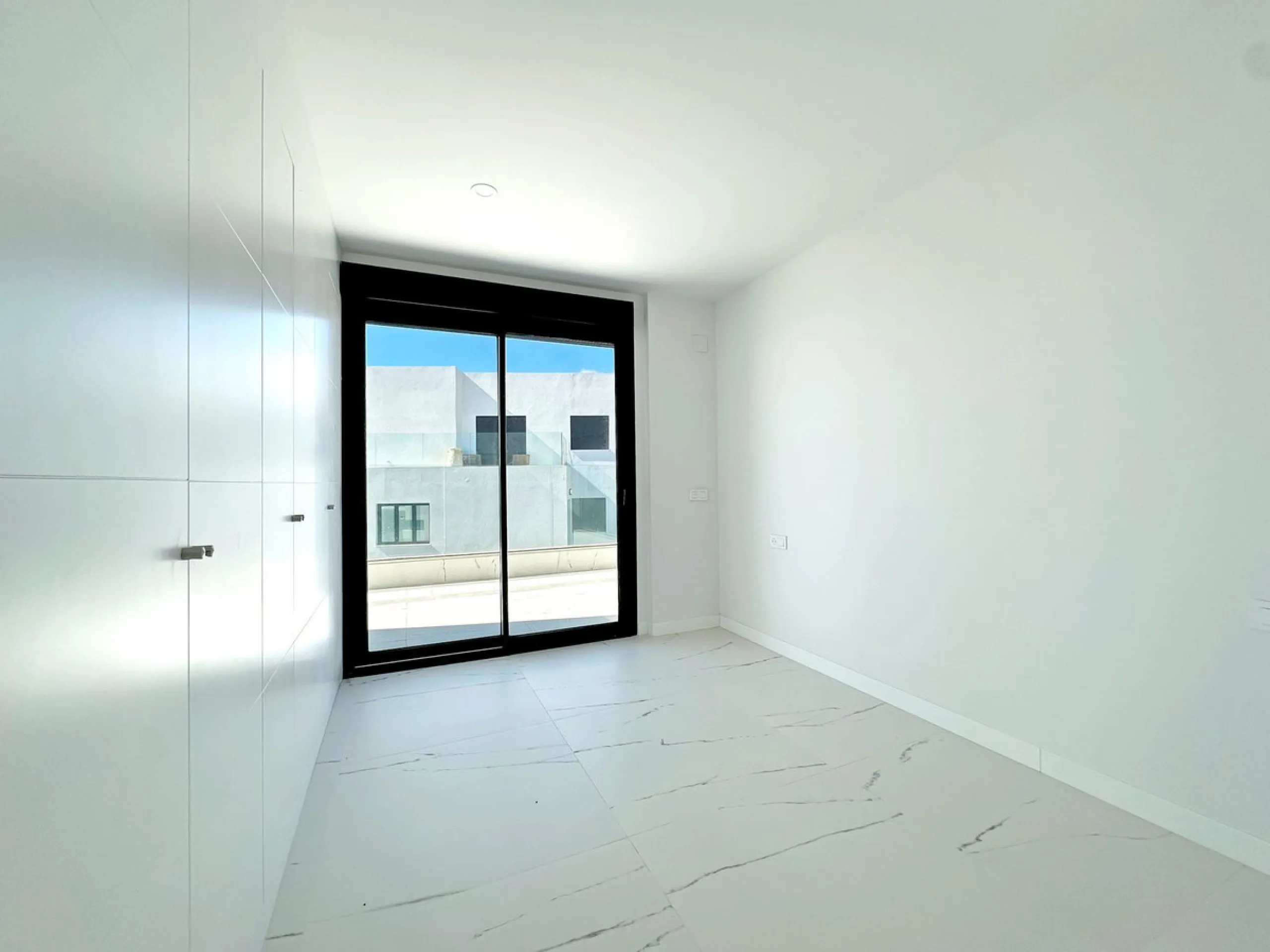 Discover this exclusive new-build penthouse located in the prestigious Azata Delmare residential complex in Casares Costa, one of the most sought-after areas on the Costa del Sol.