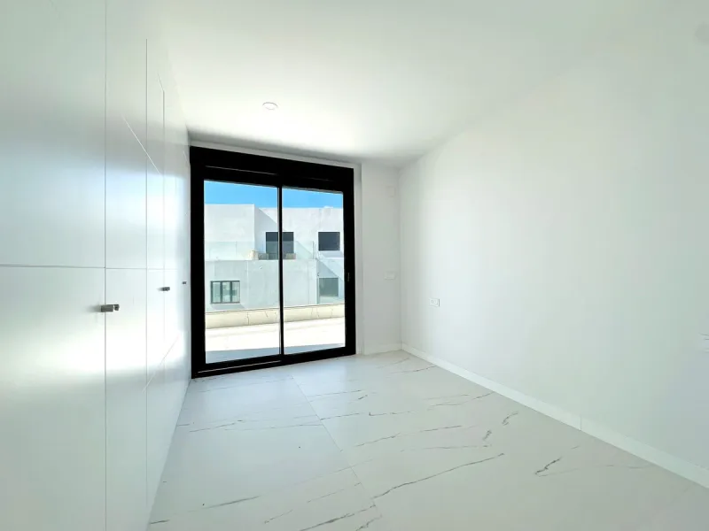 Discover this exclusive new-build penthouse located in the prestigious Azata Delmare residential complex in Casares Costa, one of the most sought-after areas on the Costa del Sol.