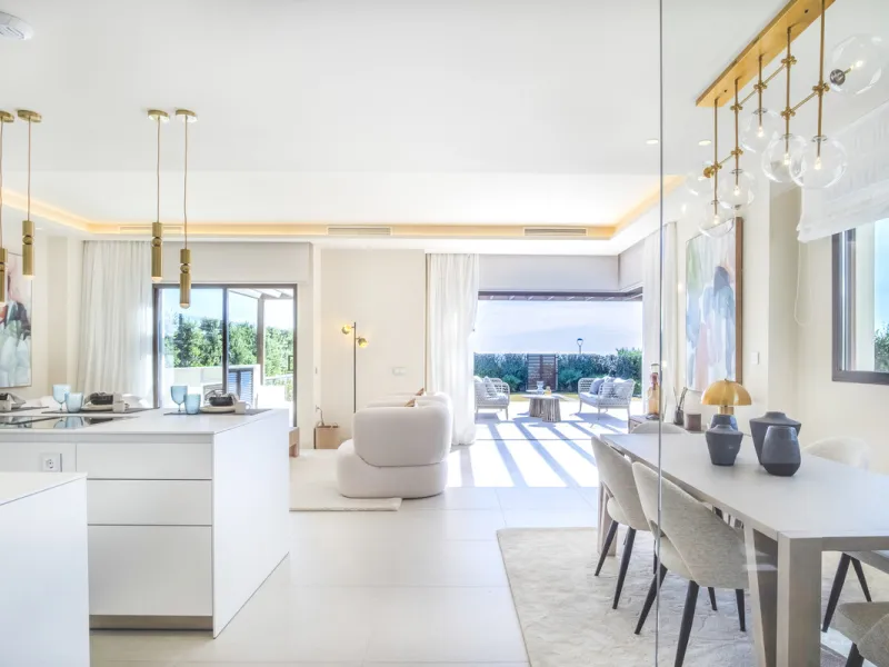 *** Spectacular Luxury Detached Villa on The New Golden Mile, Estepona *** Corner: Maximum Privacy *** 5 Bedrooms and 4 Bathrooms *** Spacious Terraces *** Private Garden with Jacuzzi and Swimming Pool *** BAsement with Windows and Bathroom *** Beachfront