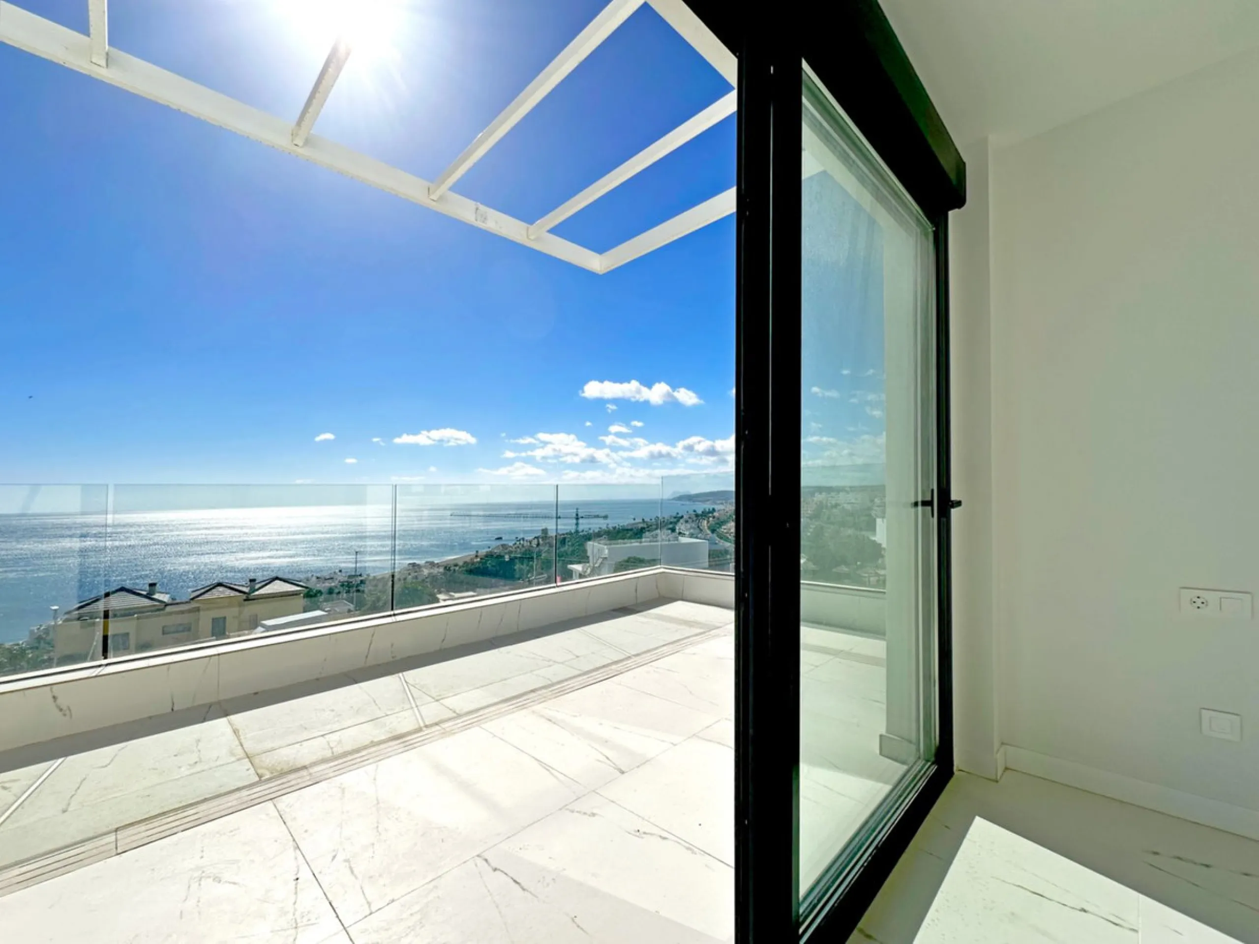 Discover this exclusive new-build penthouse located in the prestigious Azata Delmare residential complex in Casares Costa, one of the most sought-after areas on the Costa del Sol.