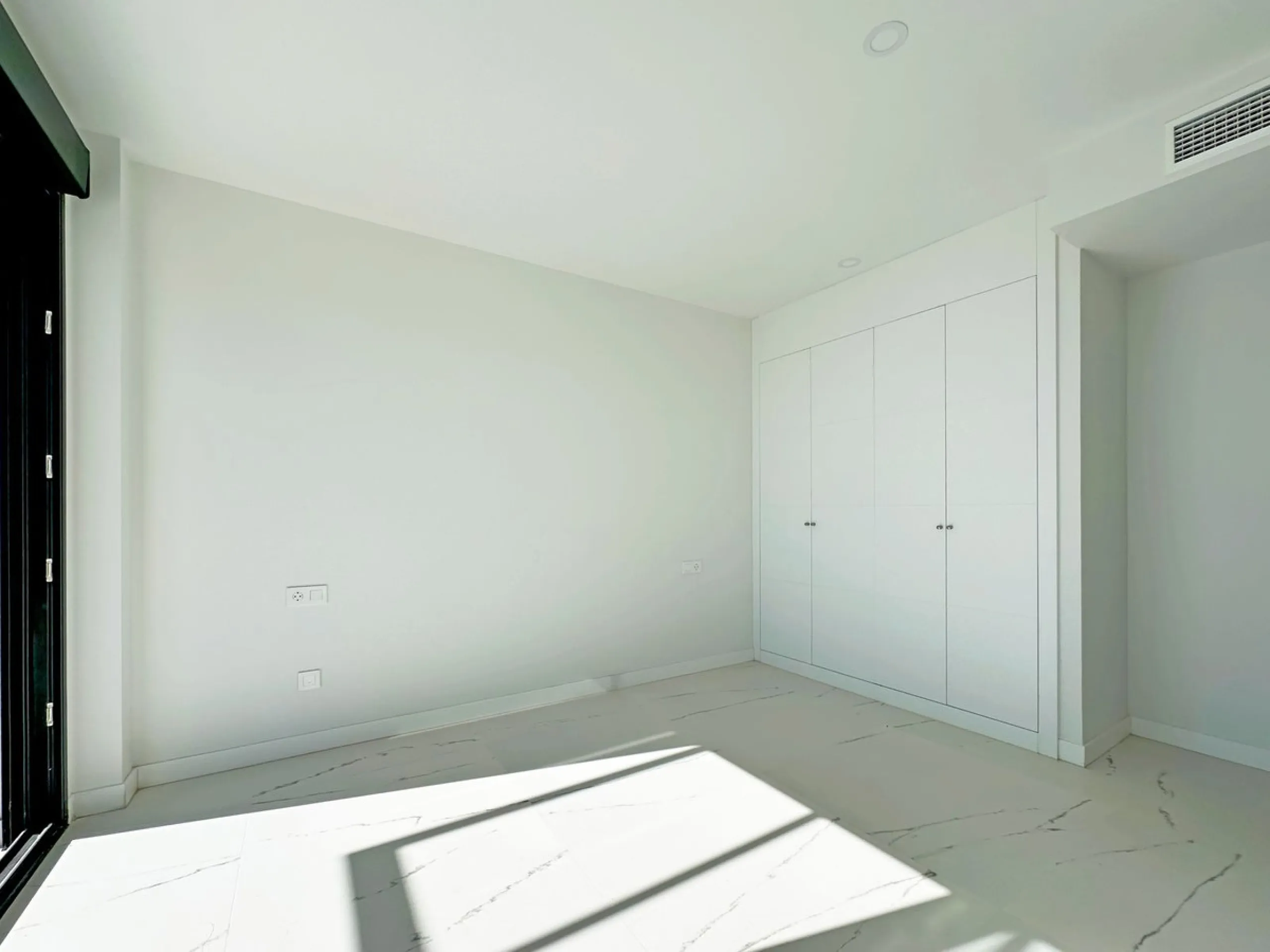 Discover this exclusive new-build penthouse located in the prestigious Azata Delmare residential complex in Casares Costa, one of the most sought-after areas on the Costa del Sol.