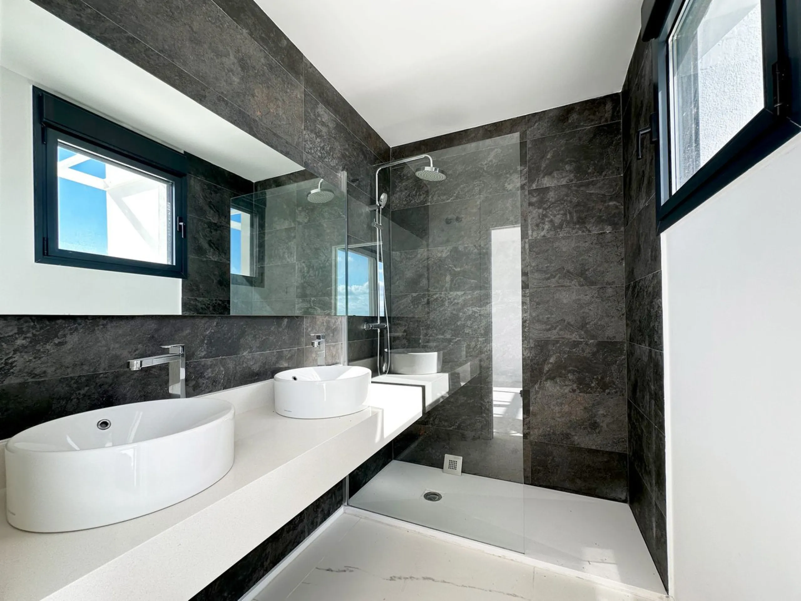 Discover this exclusive new-build penthouse located in the prestigious Azata Delmare residential complex in Casares Costa, one of the most sought-after areas on the Costa del Sol.