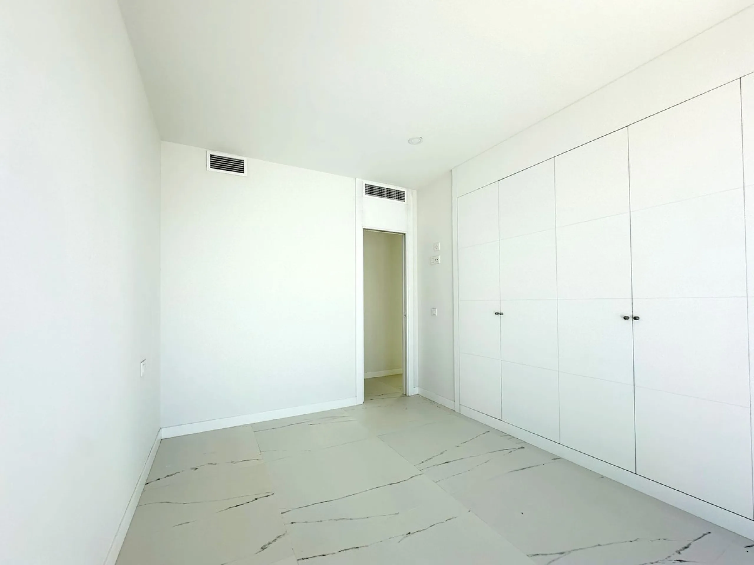 Discover this exclusive new-build penthouse located in the prestigious Azata Delmare residential complex in Casares Costa, one of the most sought-after areas on the Costa del Sol.