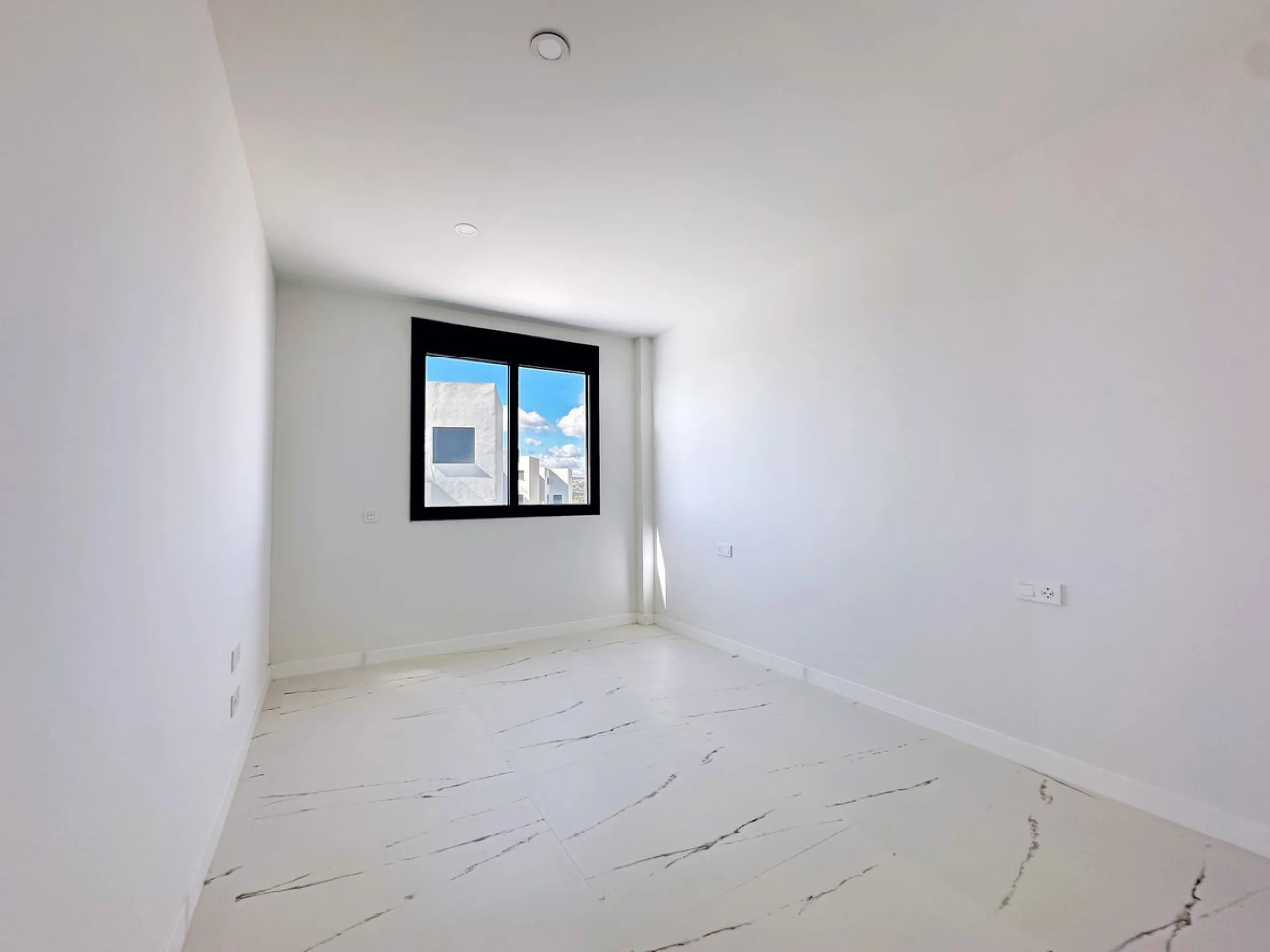 Discover this exclusive new-build penthouse located in the prestigious Azata Delmare residential complex in Casares Costa, one of the most sought-after areas on the Costa del Sol.