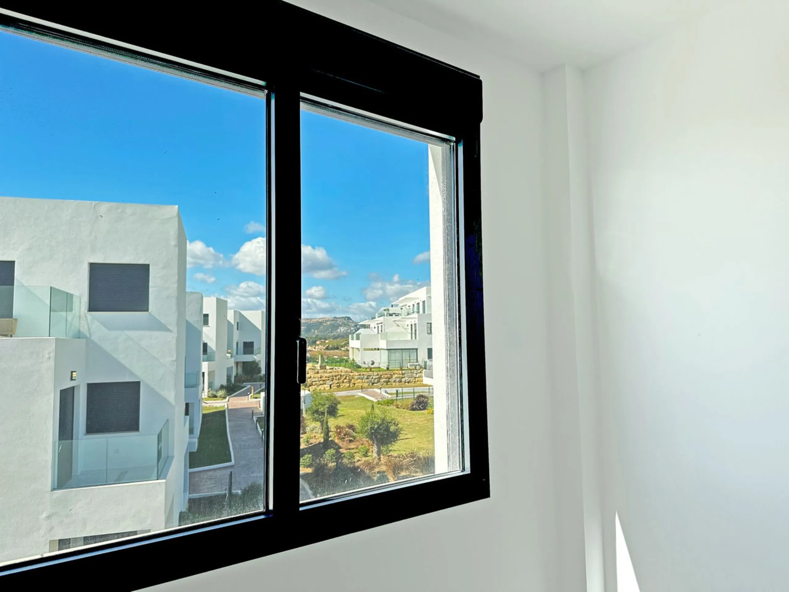 Discover this exclusive new-build penthouse located in the prestigious Azata Delmare residential complex in Casares Costa, one of the most sought-after areas on the Costa del Sol.