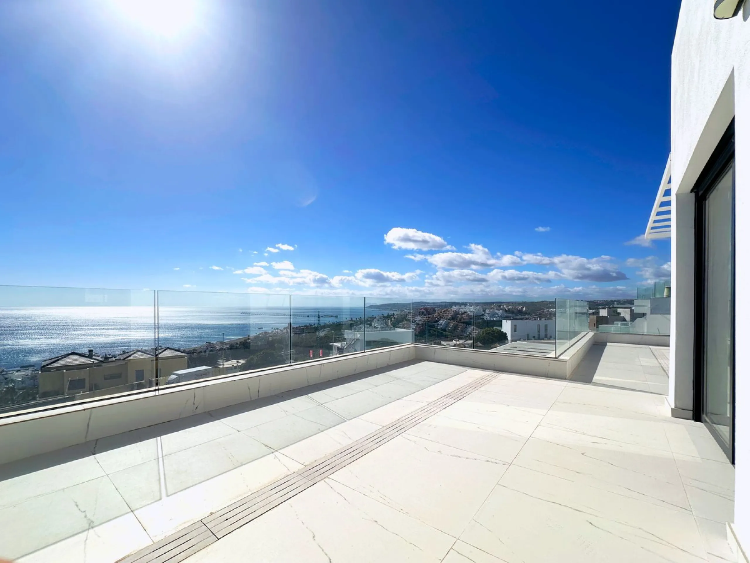 Discover this exclusive new-build penthouse located in the prestigious Azata Delmare residential complex in Casares Costa, one of the most sought-after areas on the Costa del Sol.