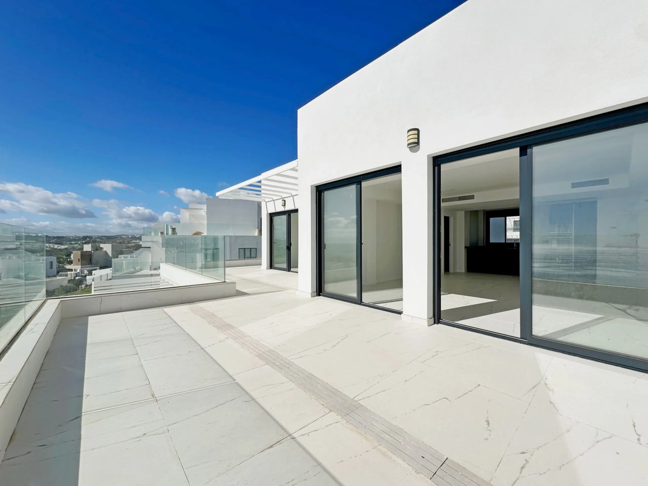 Discover this exclusive new-build penthouse located in the prestigious Azata Delmare residential complex in Casares Costa, one of the most sought-after areas on the Costa del Sol.