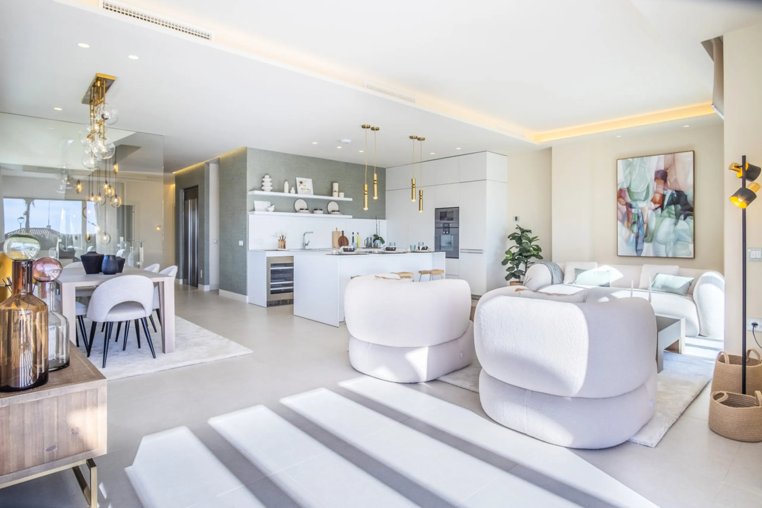 *** Spectacular Luxury Detached Villa on The New Golden Mile, Estepona *** Corner: Maximum Privacy *** 5 Bedrooms and 4 Bathrooms *** Spacious Terraces *** Private Garden with Jacuzzi and Swimming Pool *** BAsement with Windows and Bathroom *** Beachfront