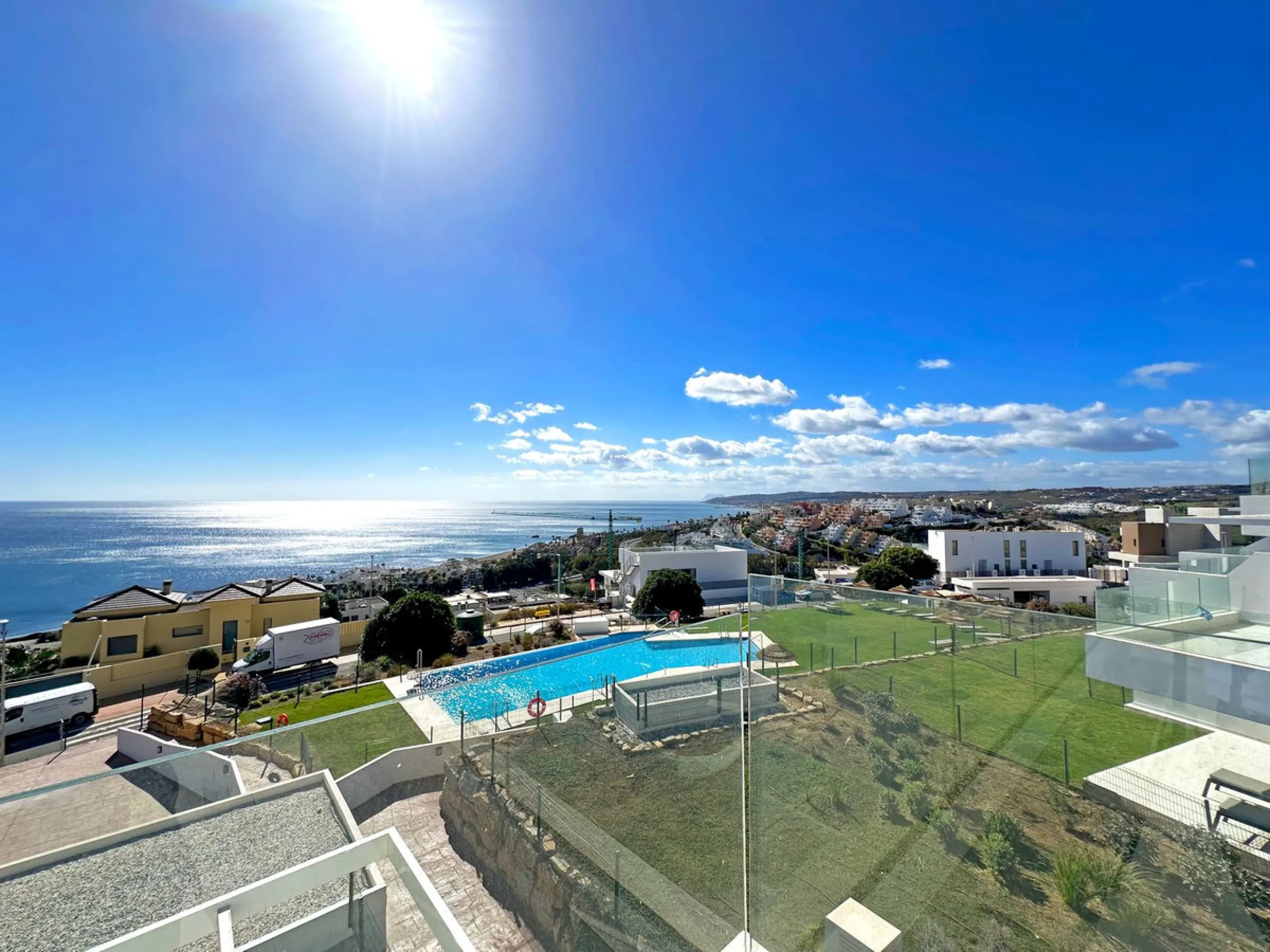 Discover this exclusive new-build penthouse located in the prestigious Azata Delmare residential complex in Casares Costa, one of the most sought-after areas on the Costa del Sol.