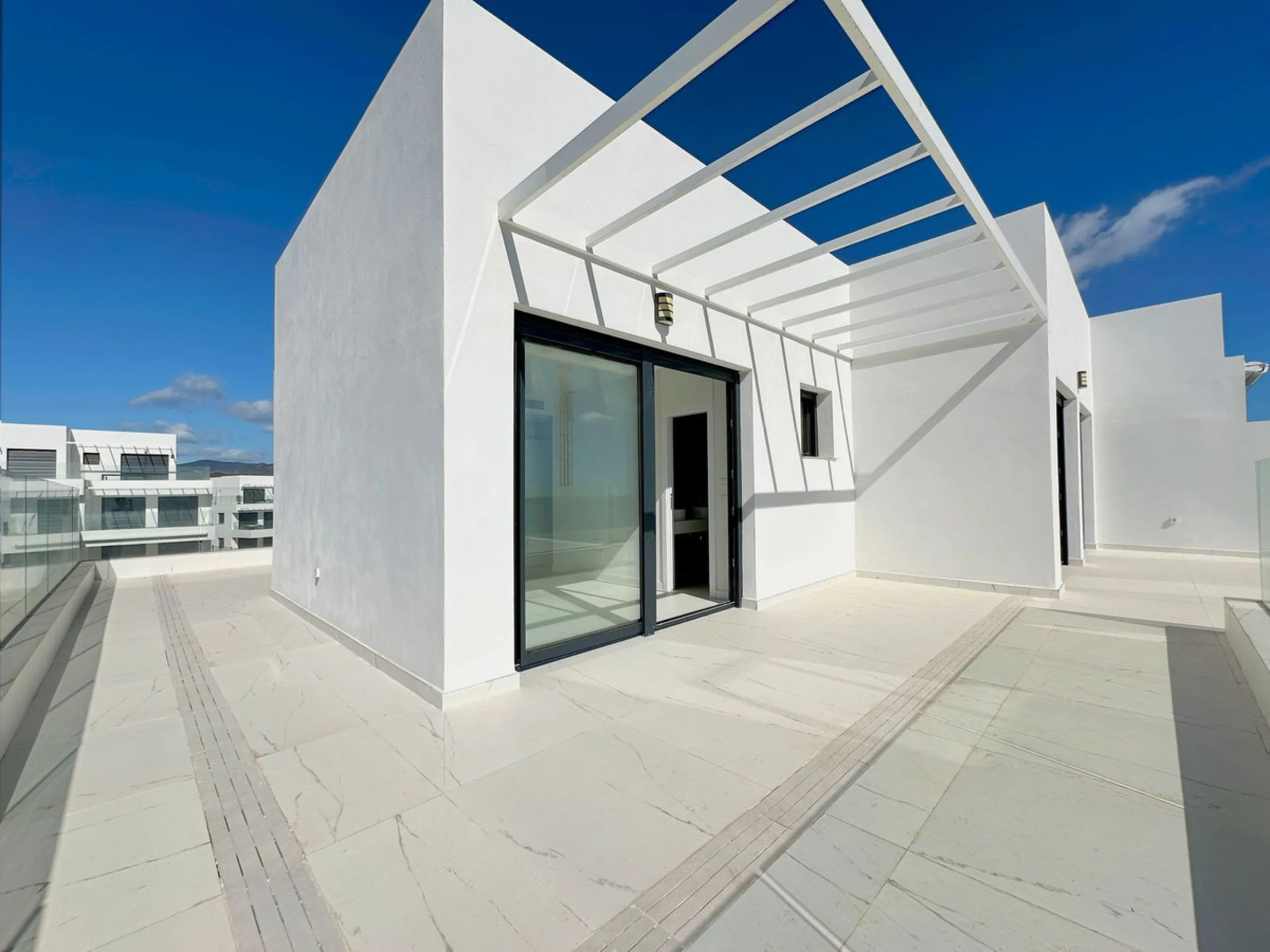 Discover this exclusive new-build penthouse located in the prestigious Azata Delmare residential complex in Casares Costa, one of the most sought-after areas on the Costa del Sol.