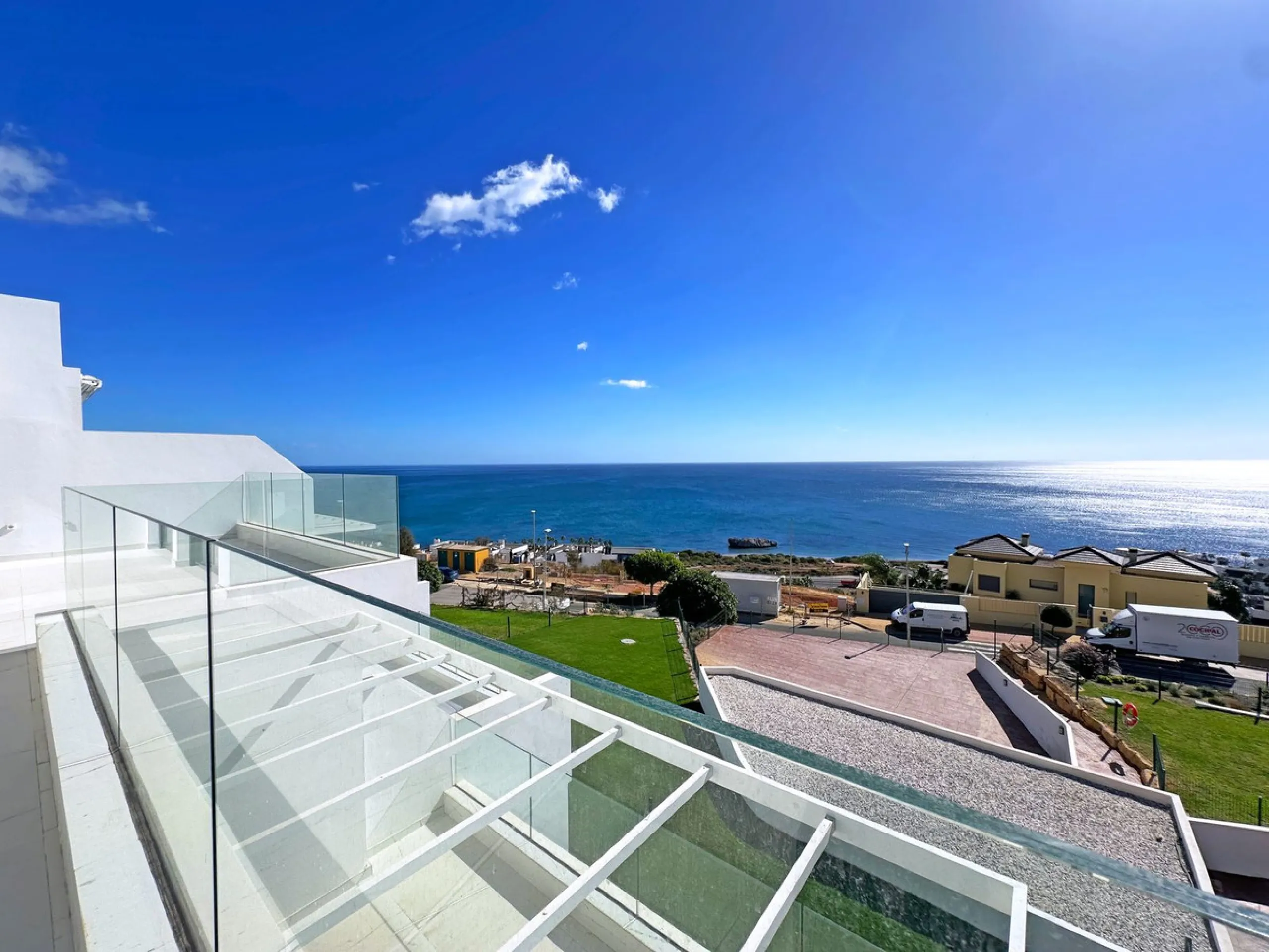 Discover this exclusive new-build penthouse located in the prestigious Azata Delmare residential complex in Casares Costa, one of the most sought-after areas on the Costa del Sol.