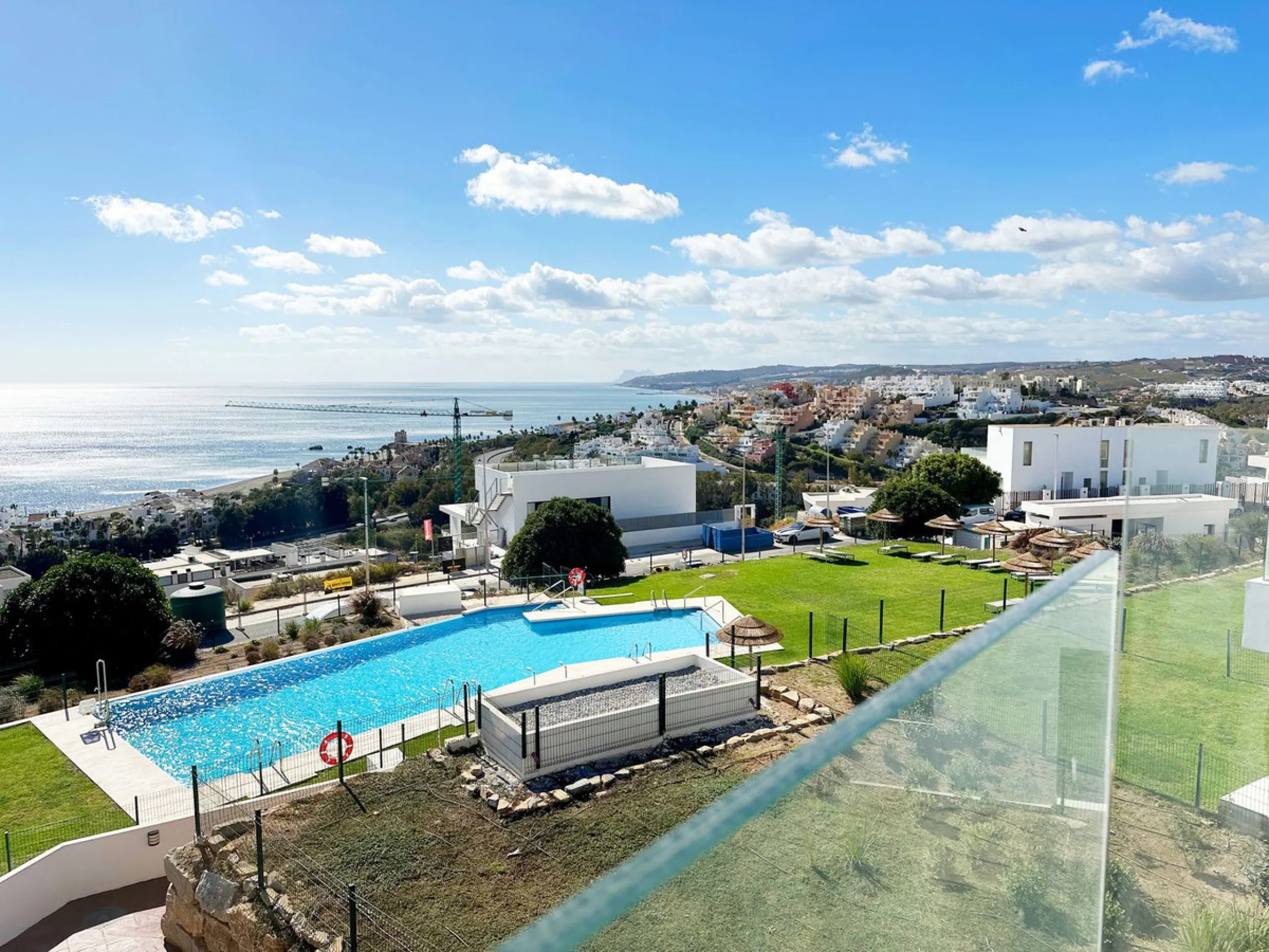 Discover this exclusive new-build penthouse located in the prestigious Azata Delmare residential complex in Casares Costa, one of the most sought-after areas on the Costa del Sol.