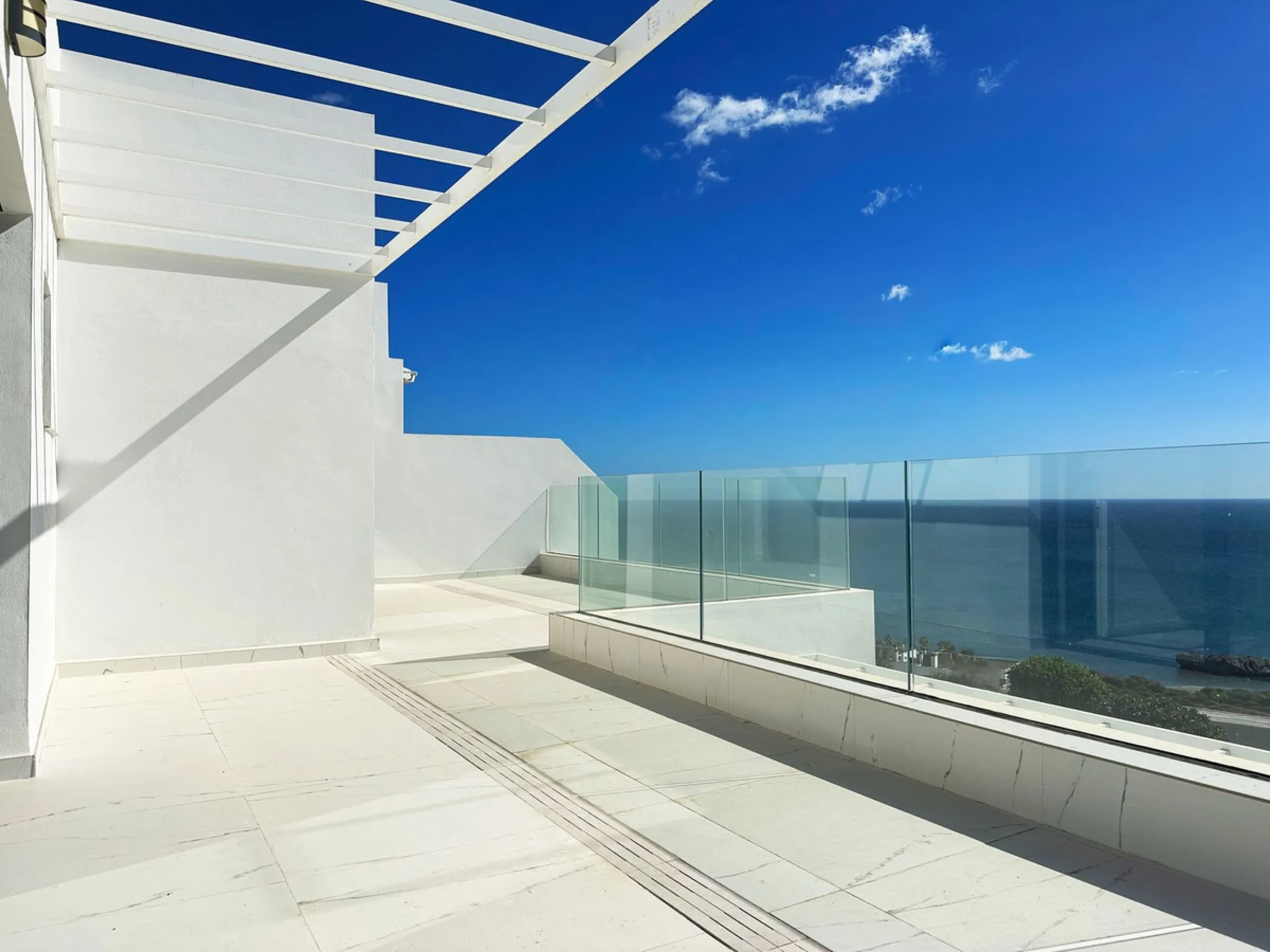 Discover this exclusive new-build penthouse located in the prestigious Azata Delmare residential complex in Casares Costa, one of the most sought-after areas on the Costa del Sol.