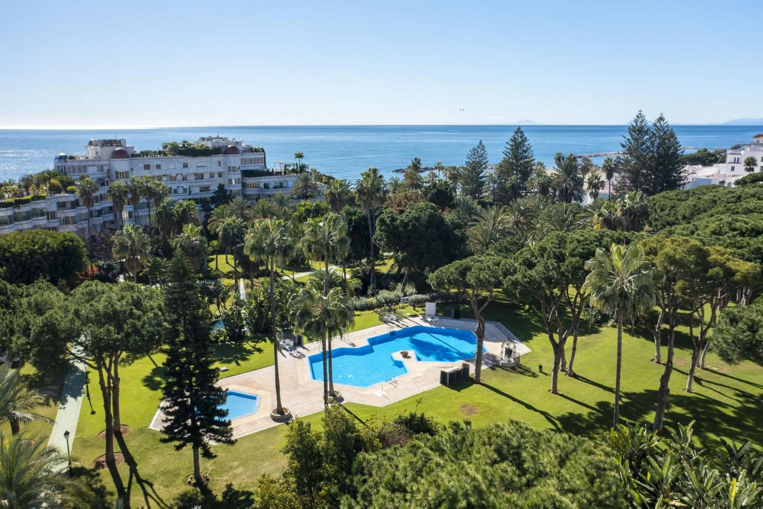 Exclusive Ground Floor Apartment in Playas del Duque, Puerto Banús – Beachfront Location