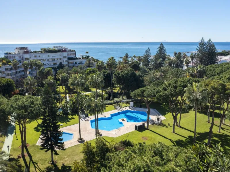 Exclusive Ground Floor Apartment in Playas del Duque, Puerto Banús – Beachfront Location